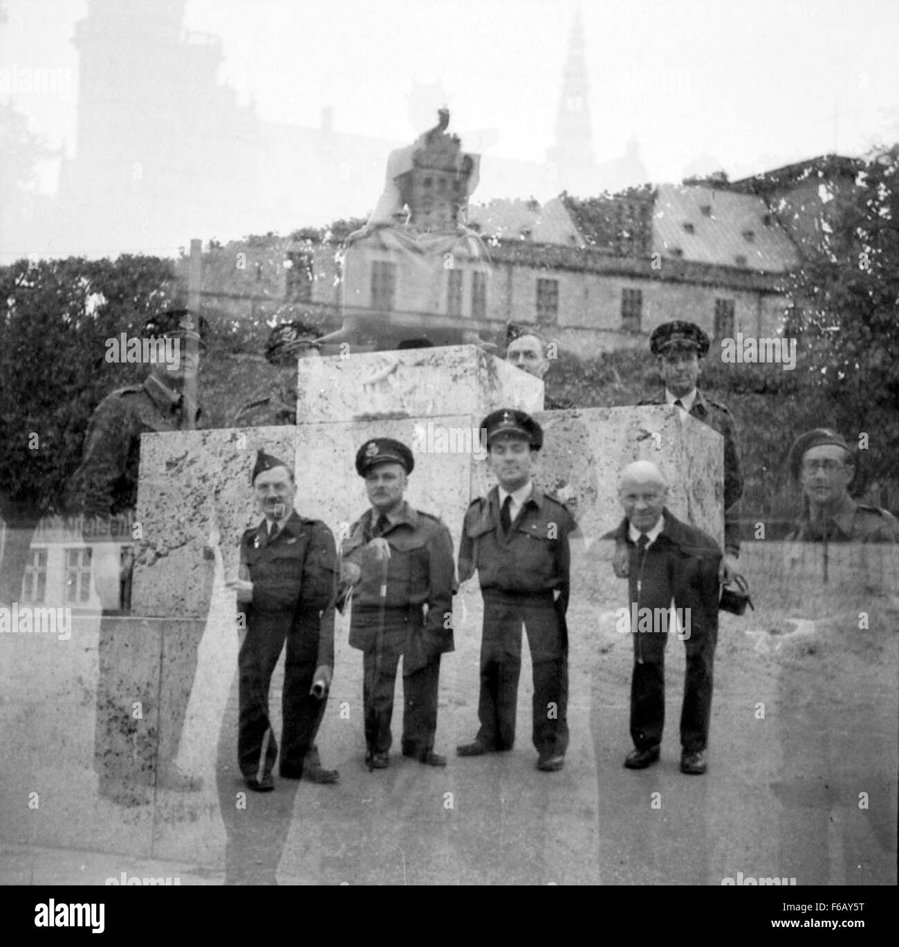 Cette photographie en double exposition en noir et blanc, prise par Cyril Hampden, montre deux portraits de groupe d'officiers de la Royal Australian Air Force (RAAF). Les images superposées créent un effet visuel unique, raccourcissant par inadvertance le groupe avant dans la photo. Banque D'Images