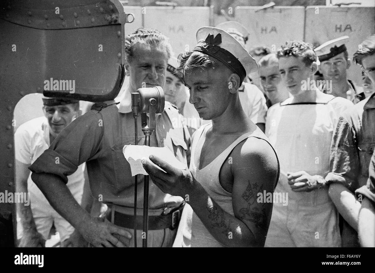 Cette image montre un membre d'équipage enregistrant des données en mer, mettant en évidence les activités courantes des opérations maritimes. La photo capture la nature sereine mais dynamique de la vie sur l'océan et l'importance de la collecte constante de données pour la navigation et la sécurité. Banque D'Images