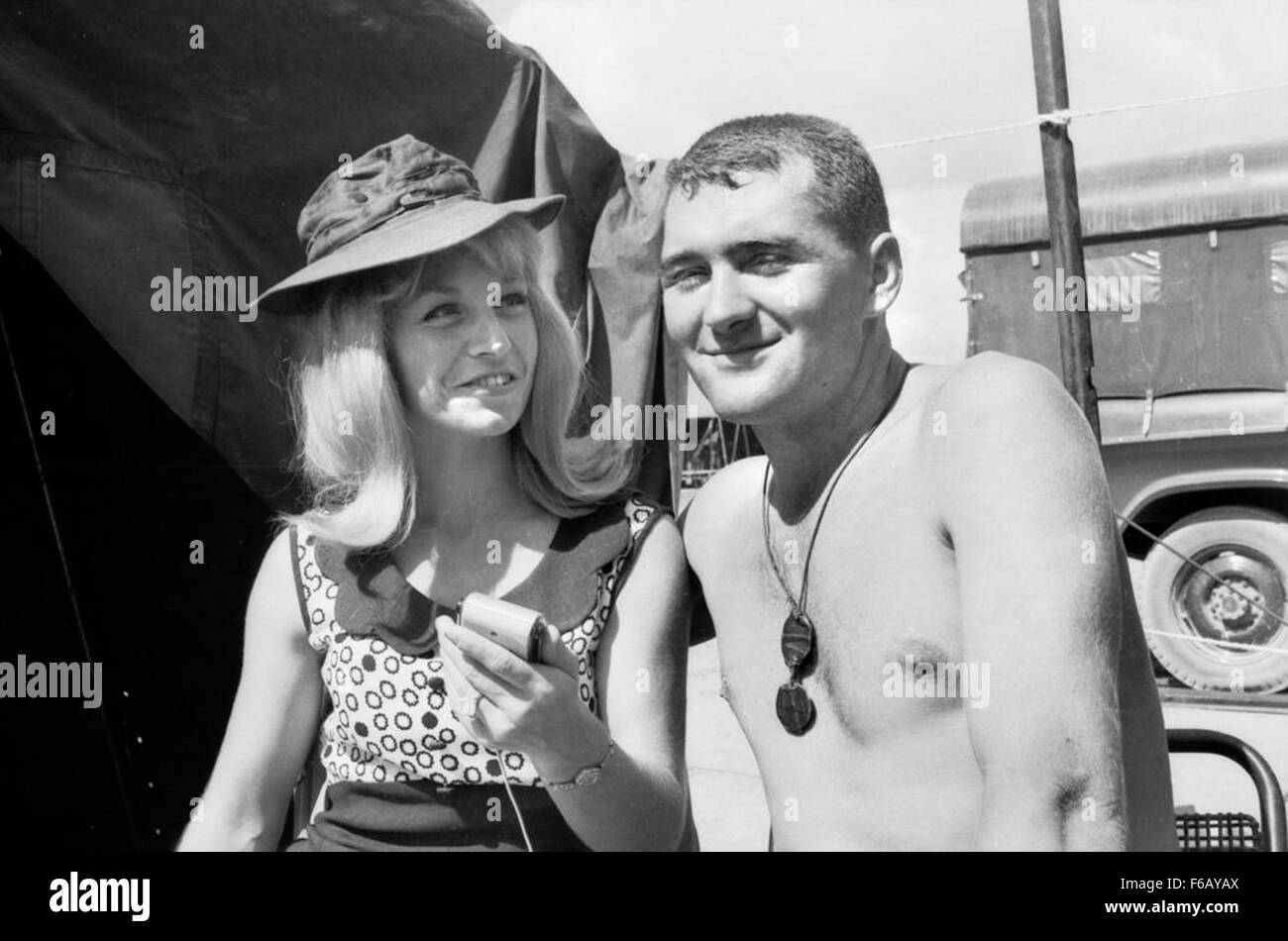 Un « Tour du Vietnam » est une expérience de voyage complète qui explore le riche patrimoine culturel du pays, ses paysages époustouflants et ses monuments historiques. Des villes animées aux zones rurales tranquilles, la visite offre une plongée profonde dans l'histoire et la beauté du Vietnam. Banque D'Images