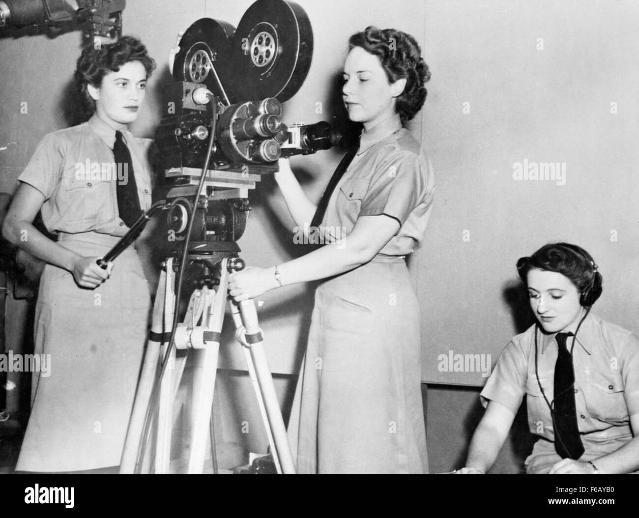 Cette photographie capture des membres de la Women's Auxiliary Australian Air Force (WAAAF) en action pendant la IIe Guerre mondiale. Les femmes ont joué un rôle crucial dans le soutien des opérations militaires et la contribution au succès des forces alliées. Banque D'Images