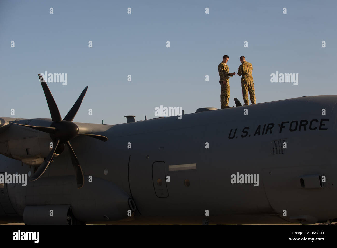 Les aviateurs américains affectés au 774e Escadron de transport aérien expéditionnaire des inspections de contrôle complet sur un C-130J Super Hercules AirFfield à Bagram, en Afghanistan, le 12 septembre 2015. Les aviateurs et le reste de leur escadron étaient en train de redéployer au Little Rock Air Force Base après avoir achevé avec succès leur déploiement. Au cours de leur rotation, comme le 774e Escadron de transport aérien expéditionnaire, l'équipe de Little Rock terminé 1 850 sorties de combat et déplacé 14 500 passagers et de 17 millions de livres de marchandises. (U.S. Air Force photo de Tech. Le Sgt. Joseph Swafford/libérés) Banque D'Images