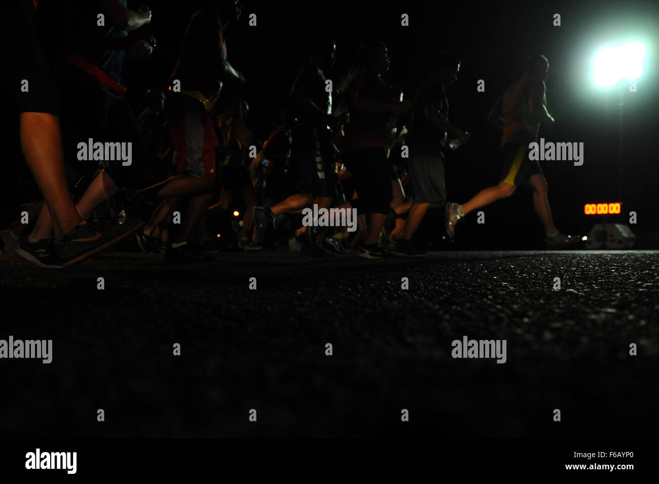 Glissières déployés pour appuyer l'opération début résoudre inhérent à la Force aérienne et demi marathon courses 10K dans un endroit inconnu en Asie du Sud-Ouest, le 19 septembre 2015. Le Marathon de l'Armée de l'air a lieu le troisième samedi de septembre de chaque année, 2015 marque la 19e année, la course a été officiellement eu lieu. (U.S. Air Force photo/Tech Sgt. Bretagne E. Jones) Banque D'Images