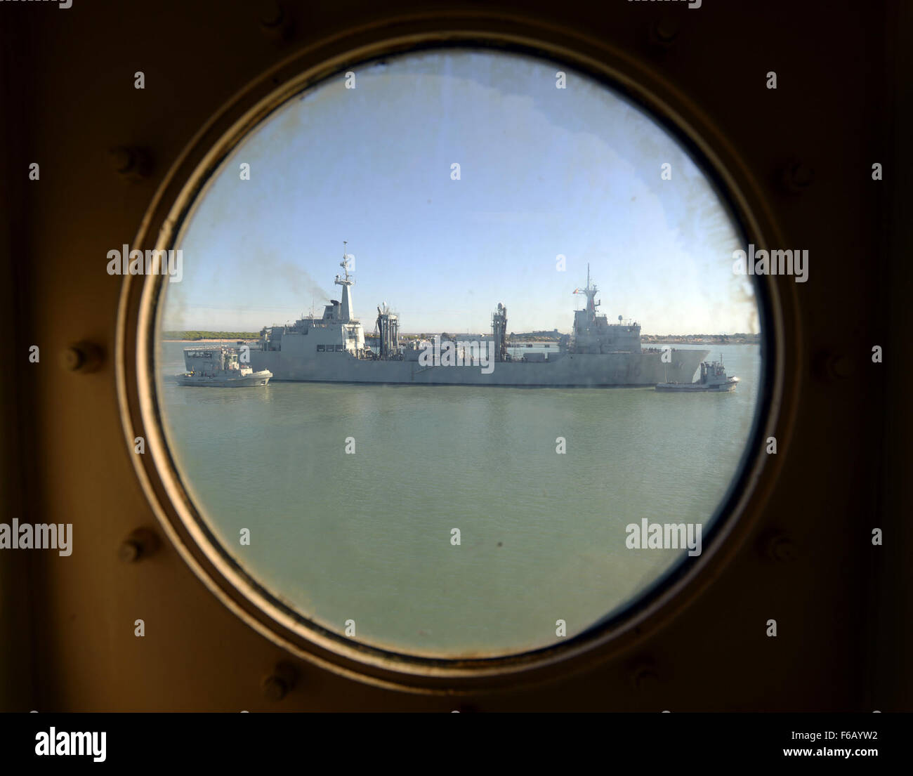 Les manœuvres d'un navire à l'écart de la jetée sur la base navale de Rota, en Espagne, au cours de la préparation à l'exercice Trident dirigée par l'OTAN critique 2015. L'exercice est le plus important de l'OTAN depuis 2002 et comprend plus de 30 nations et 36 000 membres des services, Rota, Espagne, le 21 octobre 2015. (U.S. Photo de l'armée par Visual Spécialiste de l'information, Jason Johnston/libérés) Banque D'Images