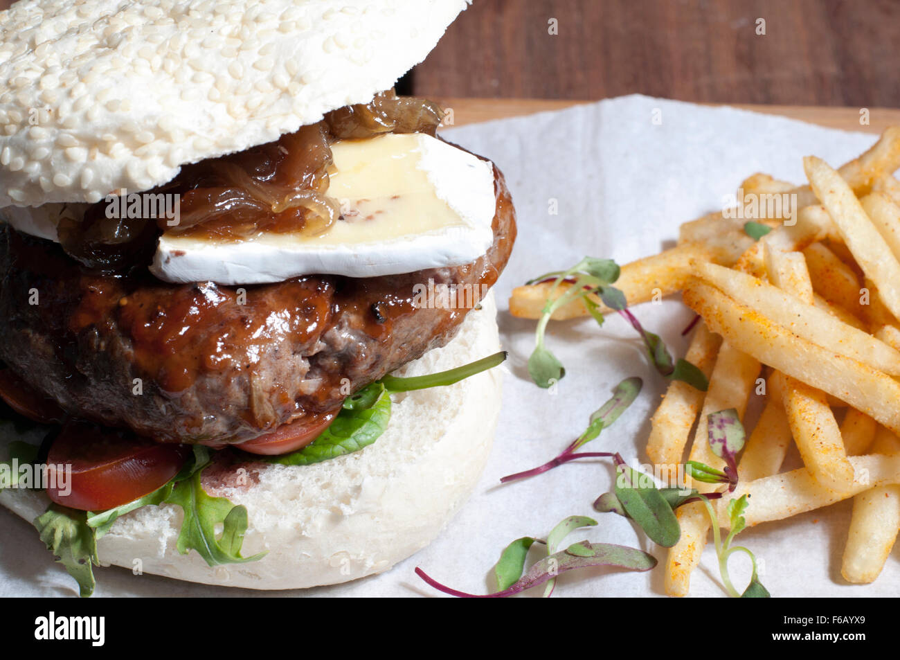 C'est un burger de boeuf juteux avec plaquettes je saisis l'appareil photo avec flash. Banque D'Images