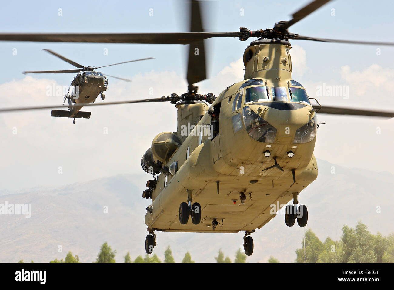 Un hélicoptère CH-47 Chinook et UH-60 Black Hawk affecté à la 101e Brigade d'aviation de combat se préparer à atterrir à base de tactiques Gamberi lors d'une visite de la part des cadres supérieurs de l'Armée nationale afghane et d'appuyer résolument le 30 juillet 2015, les dirigeants. (U.S. Photo de l'armée par le capitaine Jarrod Morris, TAAC-E) d'affaires publiques Banque D'Images