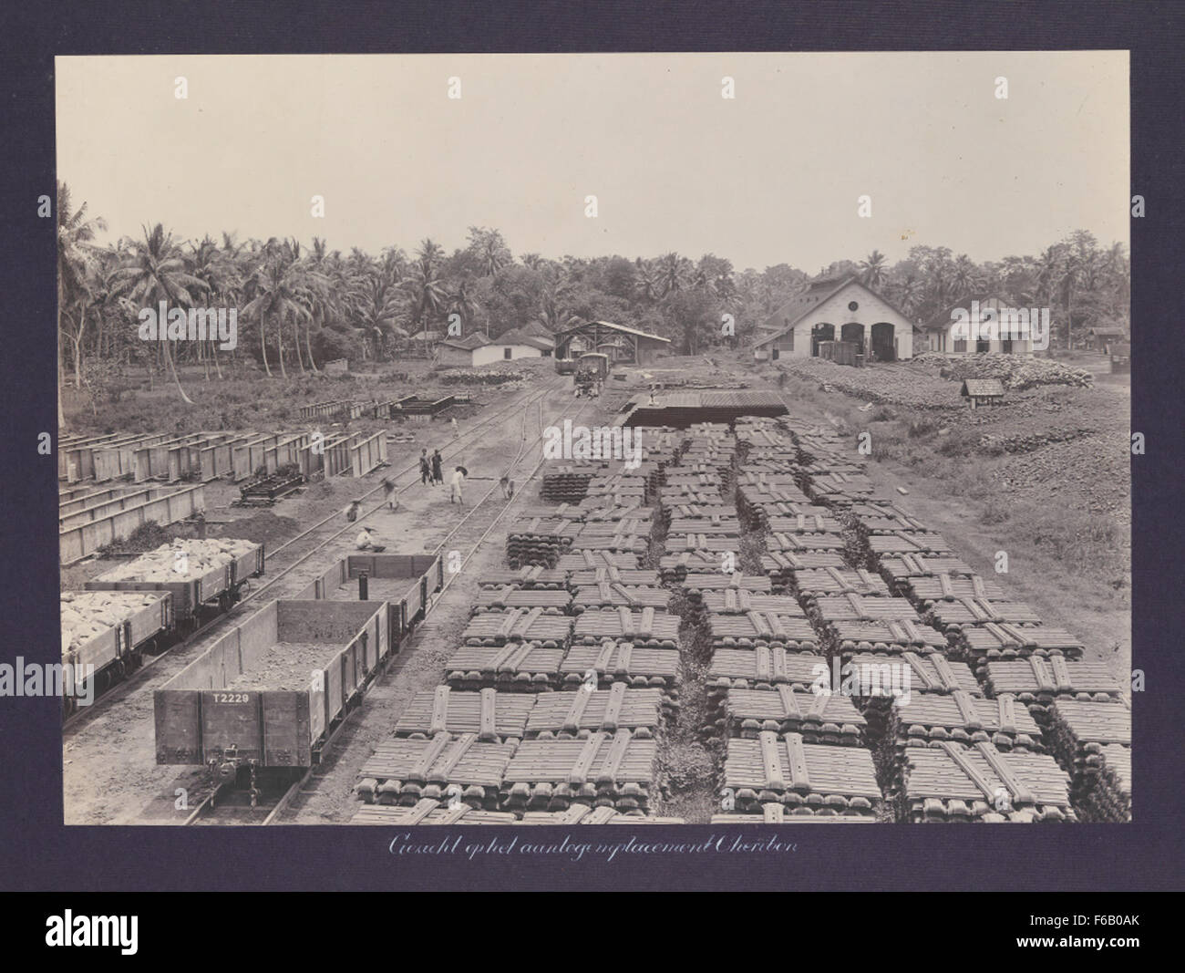 Cette image représente le dépôt Cheribon du Staatsspoorwegen (chemins de fer d'État) en Indonésie. Il montre les gares de triage, les gares et les trains associés au système ferroviaire historique du pays. Banque D'Images