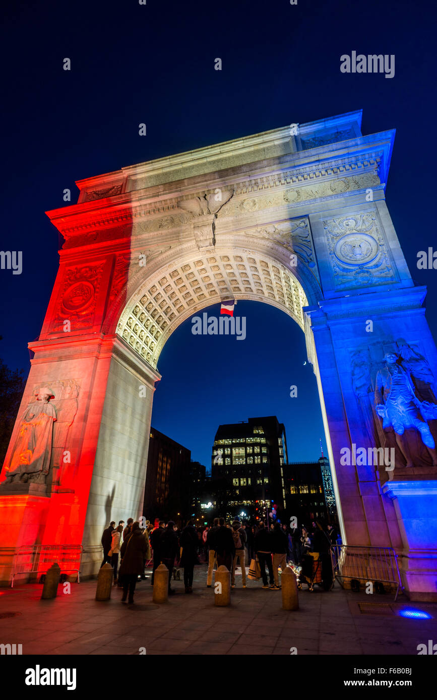 New York, NY - 15 Novembre 2015 paris l'arche de Washington Square Park et le World Trade Center s'allumer en solidarité avec Paris. Sous le bandeau est un shrineto aux chandelles commémorer les victimes de la 13 Novembre Paris attaques de terreur. Credit : Stacy Walsh Rosenstock/Alamy Live News Banque D'Images