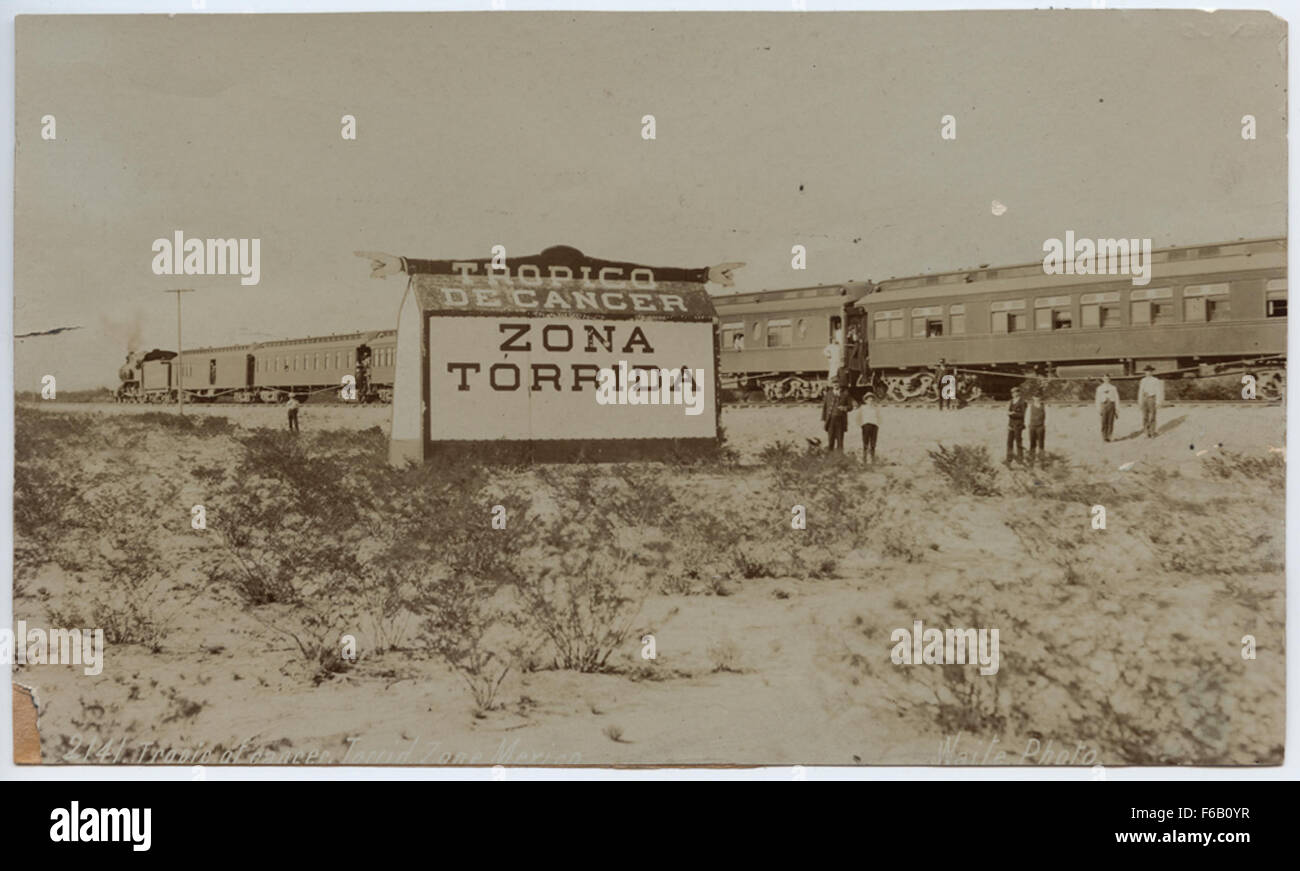 Le tropique du cancer traverse les régions désertiques du nord du Mexique, où il croise les activités humaines telles que les trains et les locomotives, capturant les conditions difficiles et les moyens de subsistance de ceux qui vivent dans les tropiques. Banque D'Images