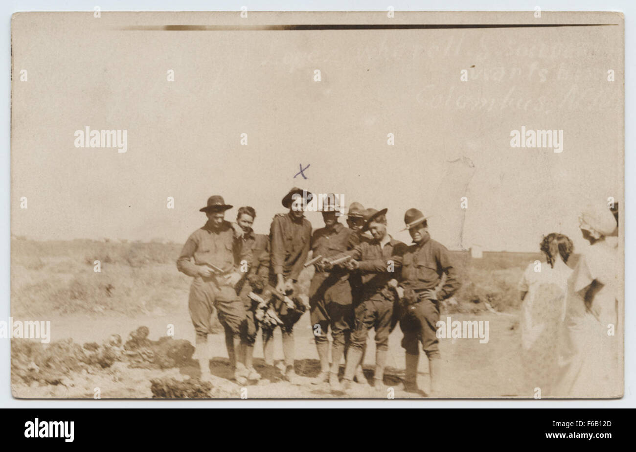 Les vues de Colomb représentent des camps et des troupes militaires, capturant des scènes de la vie militaire et le positionnement stratégique des soldats. Ces illustrations donnent un aperçu historique de la présence militaire à cette époque. Banque D'Images