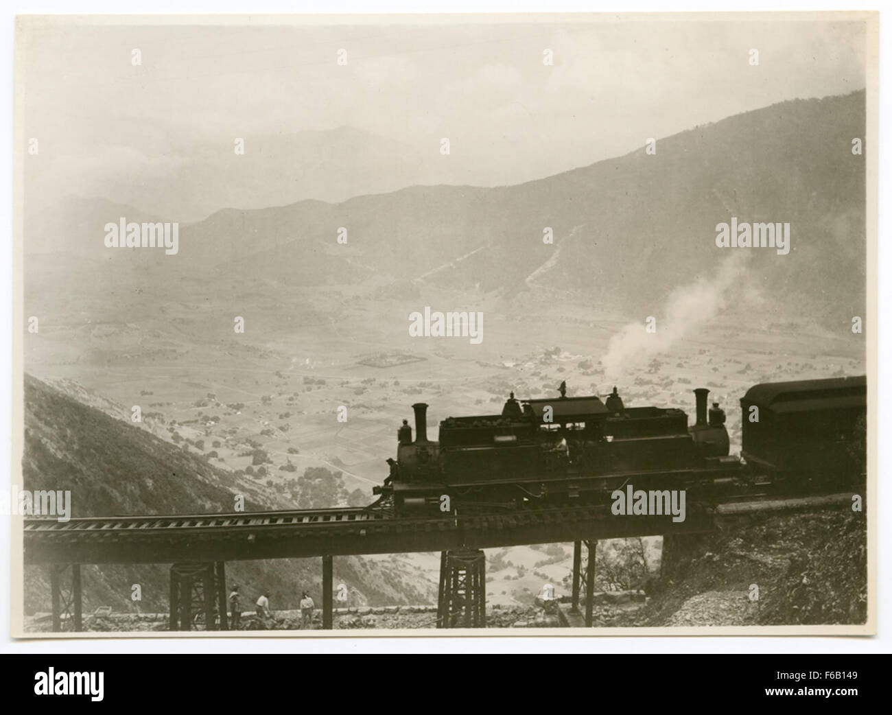 Une image historique de la locomotive Ferrocarril Mexicano traversant un pont ferroviaire sur l'inclinaison de Maltrata au Mexique, montrant l'infrastructure ferroviaire et l'exploitation des trains entre Paso del Macho et Esperanza. Banque D'Images