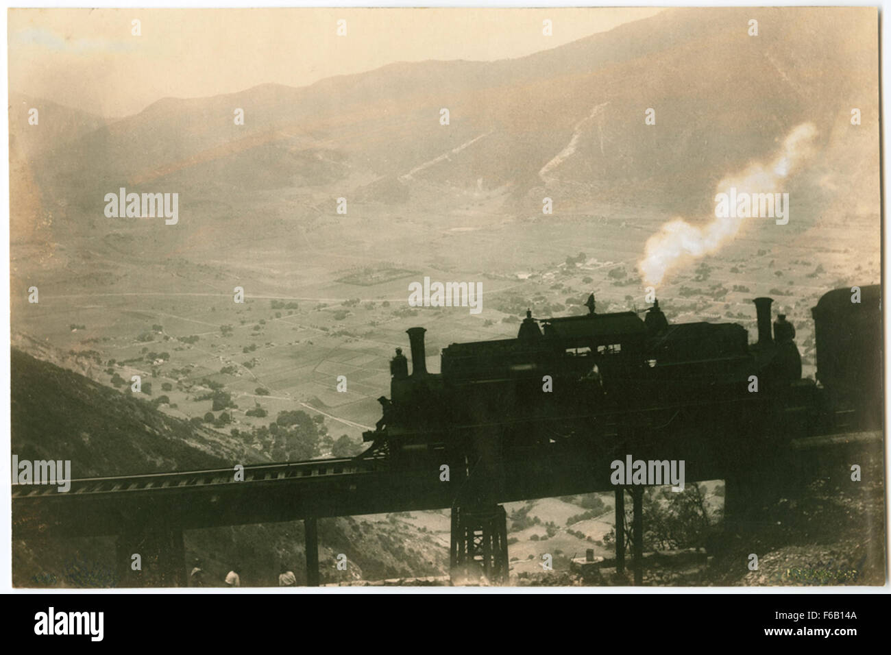 Cette image capture une locomotive Ferrocarril Mexicano traversant un pont ferroviaire historique sur l'inclinaison de Maltrata, une section importante du système ferroviaire mexicain entre Paso del Macho et Esperanza. Banque D'Images