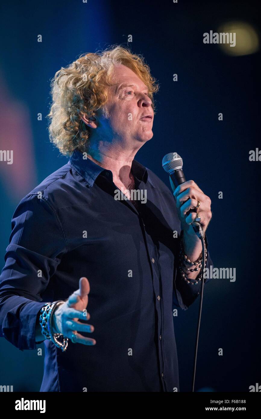 Milan, Italie. 15 Nov, 2015. Mick Hucknall de la soul et pop band rouge simplement représenté sur scène en tant qu'il fait vivre à Mediolanum Forum à Milan, Italie © Roberto Finizio/Pacific Press/Alamy Live News Banque D'Images