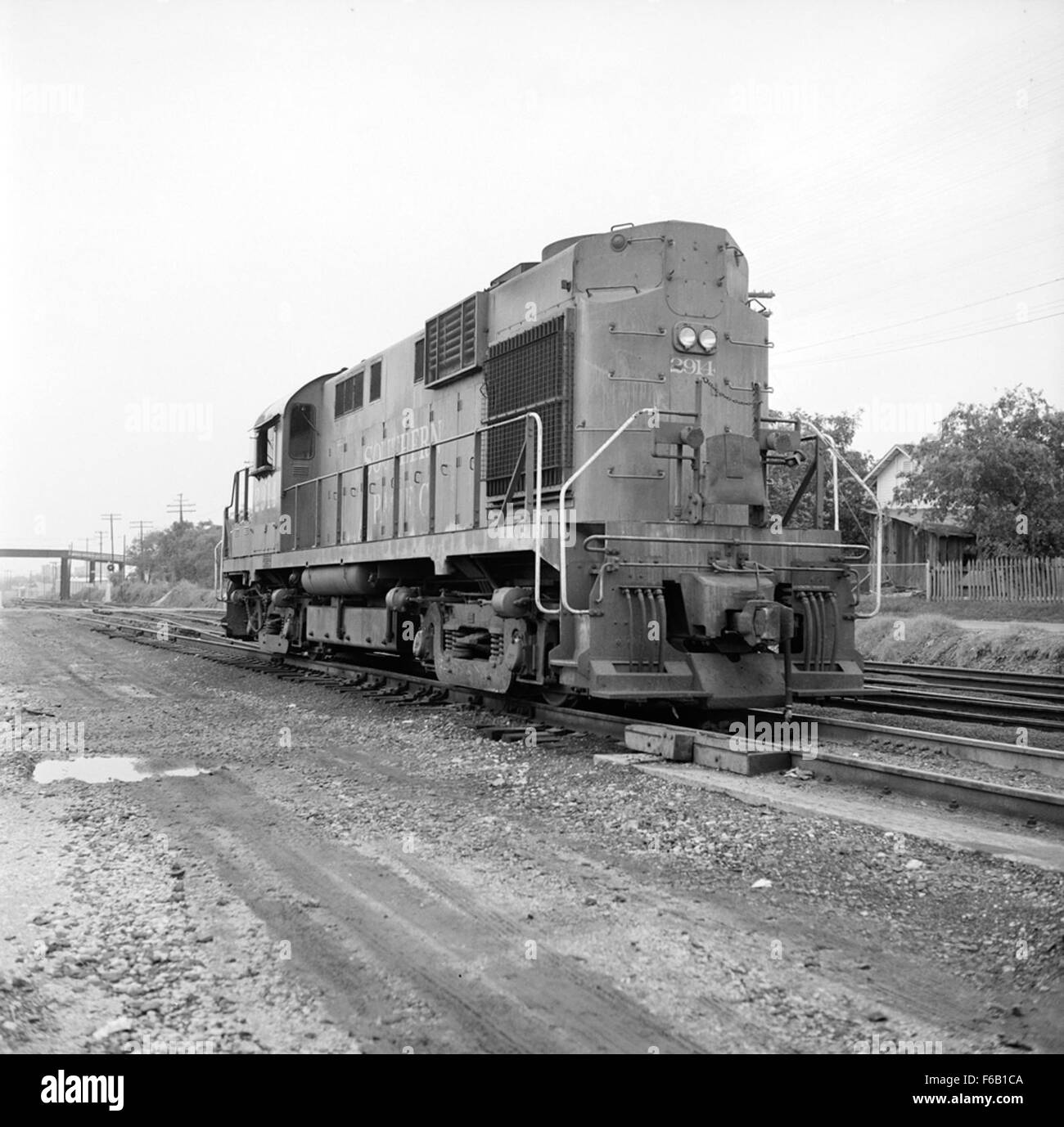 Cette photographie capture l'interrupteur routier électrique diesel n° 2914 de Southern Pacific, une locomotive diesel dans une gare de triage. L'image met en évidence la puissance et la fonctionnalité de ce train aiguilleur, un élément crucial dans le fonctionnement des chemins de fer. Banque D'Images