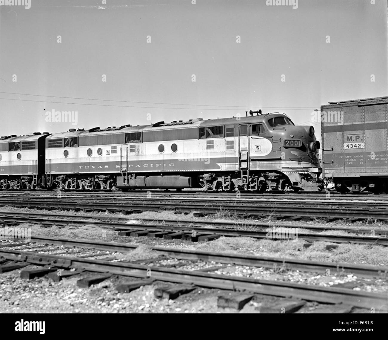 Le Texas & Pacific Diesel Electric Passenger locomotive No. 2001 est un train historique qui illustre la technologie ferroviaire américaine du XXe siècle. Cette locomotive faisait partie de la flotte du Texas & Pacific Railroad, fournissant un service passagers. Banque D'Images