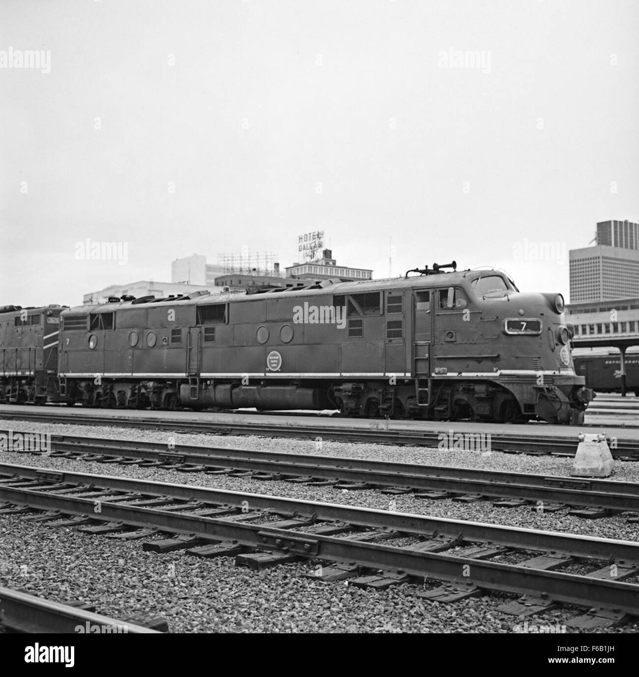 La Texas & Pacific Diesel Electric Passenger locomotive No. 7 est un élément notable de l'histoire ferroviaire. Cette locomotive, utilisée pour les voyages sur de longues distances, présente les avancées techniques des trains du milieu du XXe siècle, avec une technologie diesel-électrique pour une performance améliorée. Banque D'Images