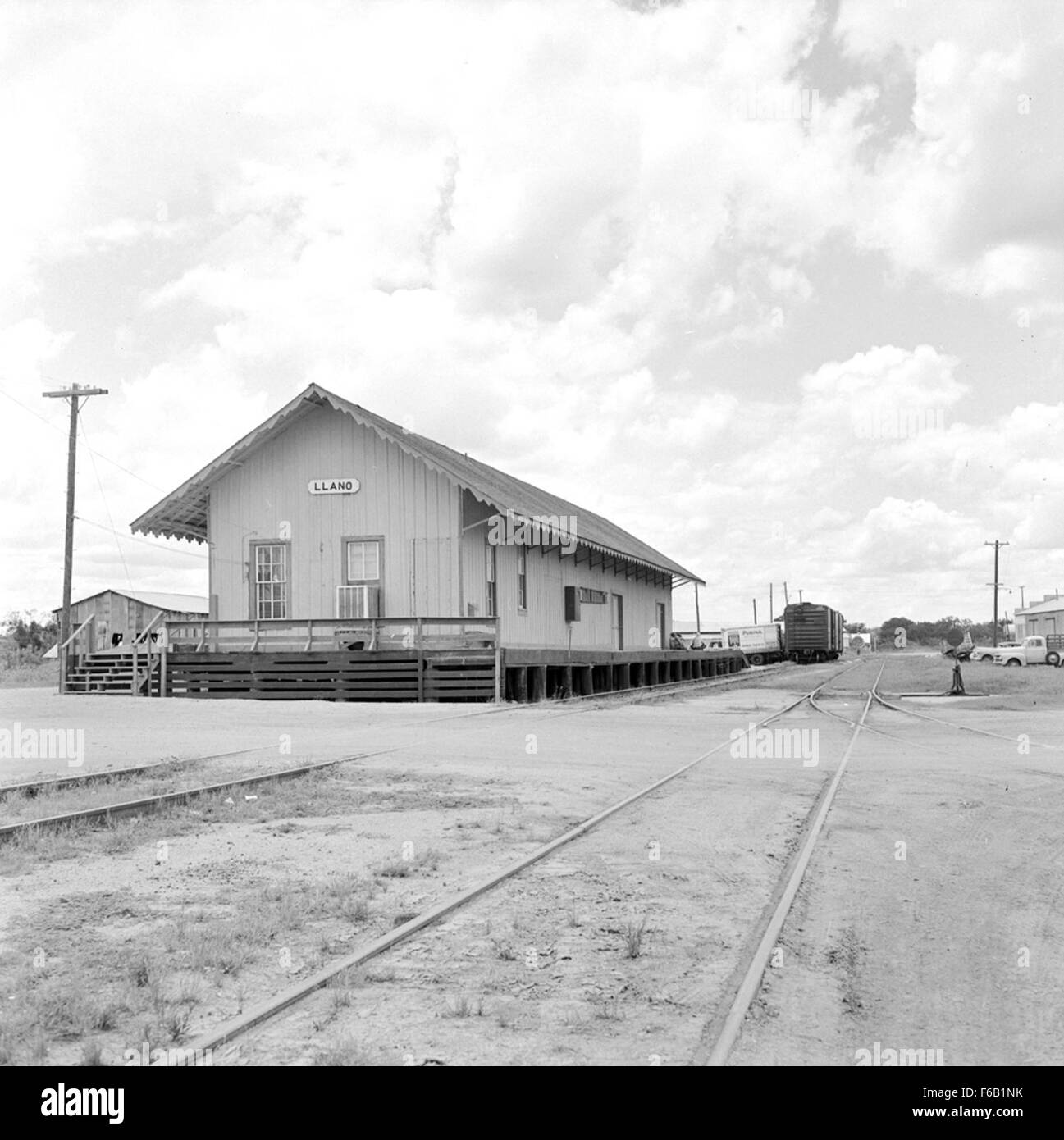 Photographie de la gare Southern Pacific Railroad Station à Llano, Texas, qui fait partie du réseau historique Texas and New Orleans Railroad. L'image illustre l'architecture de la gare et son rôle dans le développement du transport régional au début du XXe siècle. Banque D'Images