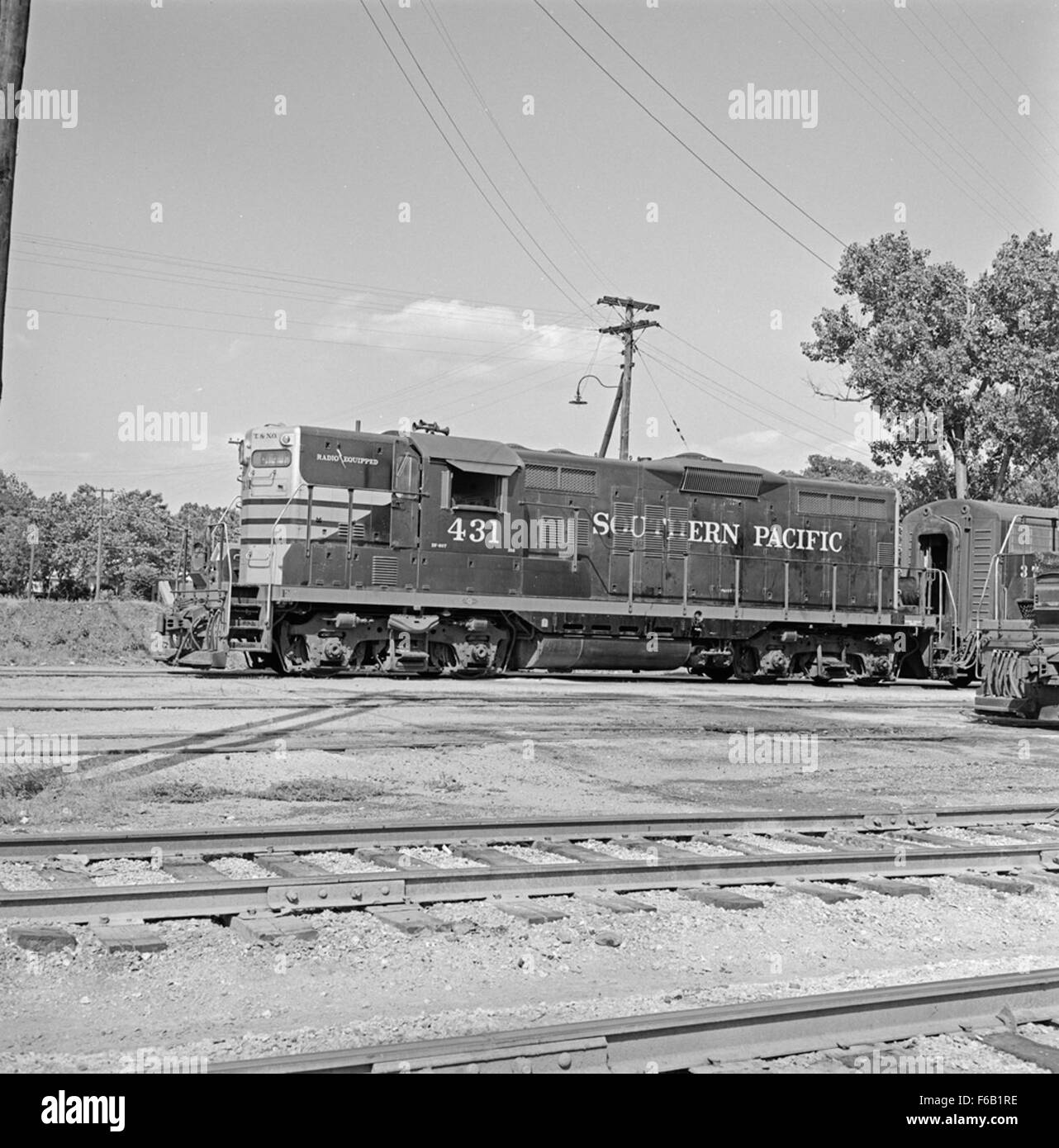 Cette image présente le commutateur routier diesel-électrique EMD Electro-motive Diesel No. 431, qui fait partie du Southern Pacific Railroad. La locomotive de commutation est utilisée dans les gares de triage pour déplacer les voitures et les trains dans un réseau ferroviaire, mettant en évidence la technologie de l'époque. Banque D'Images