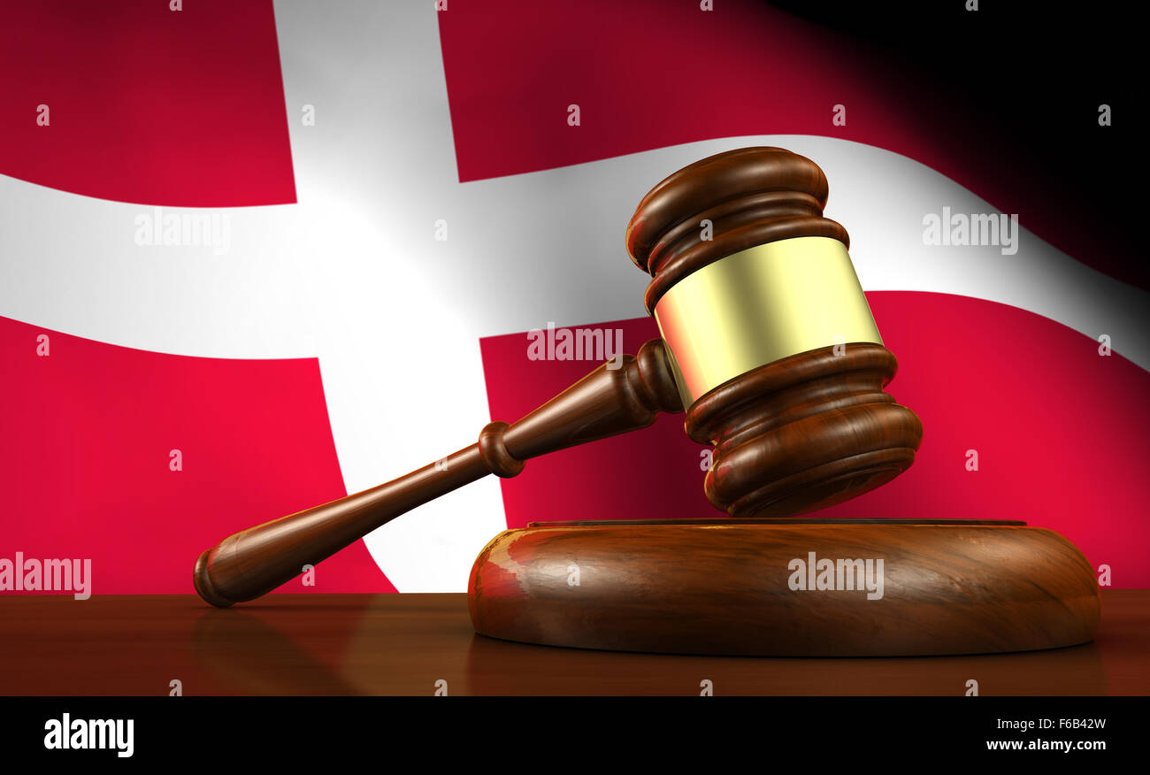 Le droit danois, le système juridique et la justice avec un concept 3D render of a gavel sur un bureau en bois et le pavillon du Danemark. Banque D'Images