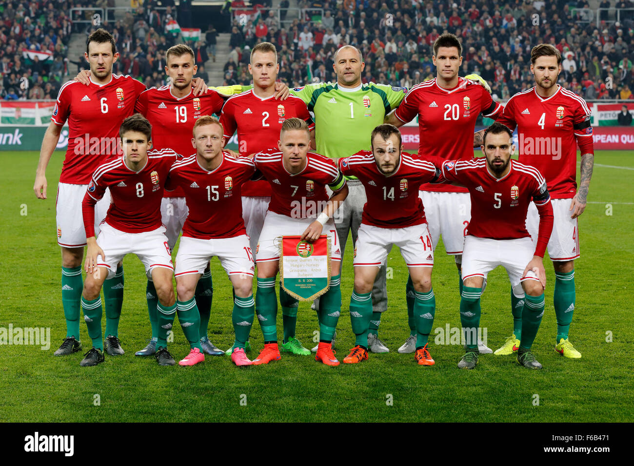 Budapest, Hongrie. 15 novembre, 2015. L'équipe nationale hongroise - ligne du haut (de gauche) : Akos Elek, Tamas Priskin, Adam Lang, Gabor Kiraly, Richard Guzmics, Tamas Kadar ; rangée inférieure : Laszlo Nagy, Adam Balazs Dzsudzsak, Kleinheisler Lovrencsics, Gergo, Attila Fiola - au cours de la Hongrie et Norvège UEFA Euro 2016 play-off qualificatif match de football à Groupama Arena. Credit : Laszlo Szirtesi/Alamy Live News Banque D'Images