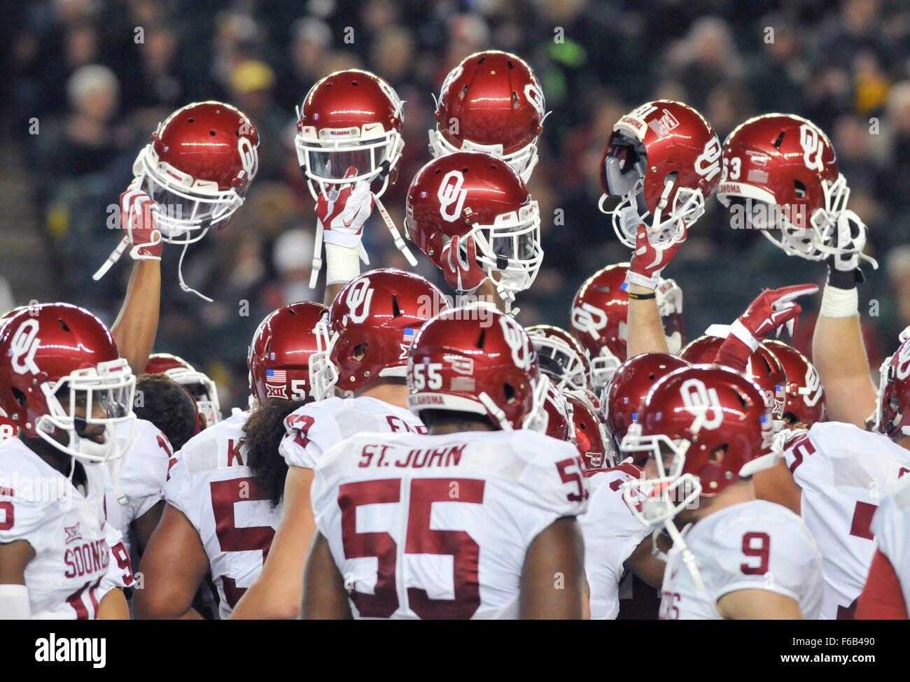 Waco, Texas, USA. 14Th Nov, 2015. L'Oklahoma s'entasser les joueurs avant un match de football NCAA college entre le Texas Sooners et Baylor Bears à McLane Stadium à Waco, au Texas. Washington a gagné 44-34. McAfee Austin/CSM/Alamy Live News Banque D'Images