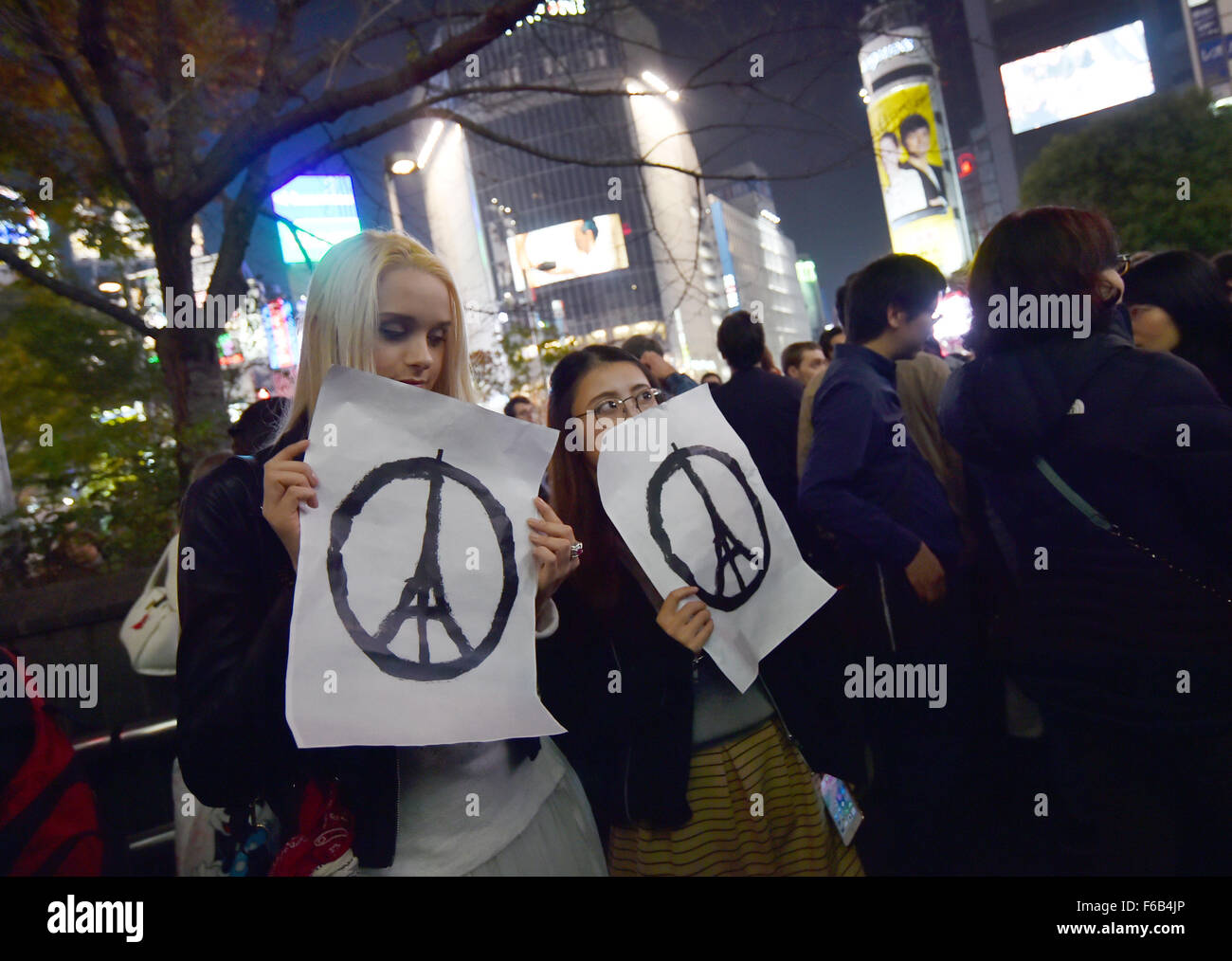 Tokyo, Japon. 15 Nov, 2015. Holding drapeaux français et les panneaux signalant la paix pour Paris, les résidents français dans la capitale du pays et le japonais partisans chanter la Marseillaise dans une manifestation anti-terreur de Tokyo, Shibuya le dimanche, Novembre 15, 2015, solidaire de la France et de protestation contre les attentats terroristes à Paris qui a laissé 129 morts et plus de 350 blessés. © Natsuki Sakai/AFLO/Alamy Live News Banque D'Images