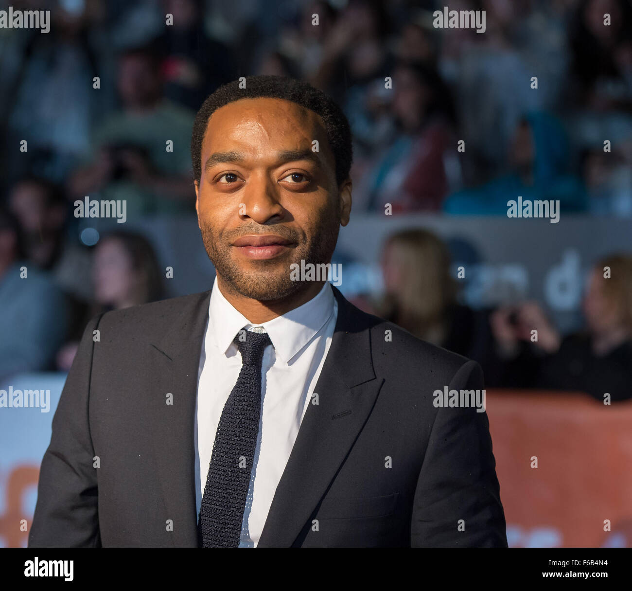 L'acteur Chiwetel Ejiofor assiste à la première mondiale de 'Le Martien" sur la deuxième journée du Festival International du Film de Toronto au Roy Thomson Hall, le vendredi 11 septembre 2015, à Toronto. Les scientifiques et les ingénieurs de la NASA ont servi de conseillers techniques sur le film. Le film dépeint une vue réaliste de la topographie et du climat de Mars, sur la base de données de la NASA, et certains des défis auxquels fait face la NASA alors que nous nous préparons pour l'exploration humaine de la planète rouge dans les années 2030. Crédit photo : NASA/Bill Ingalls) Banque D'Images