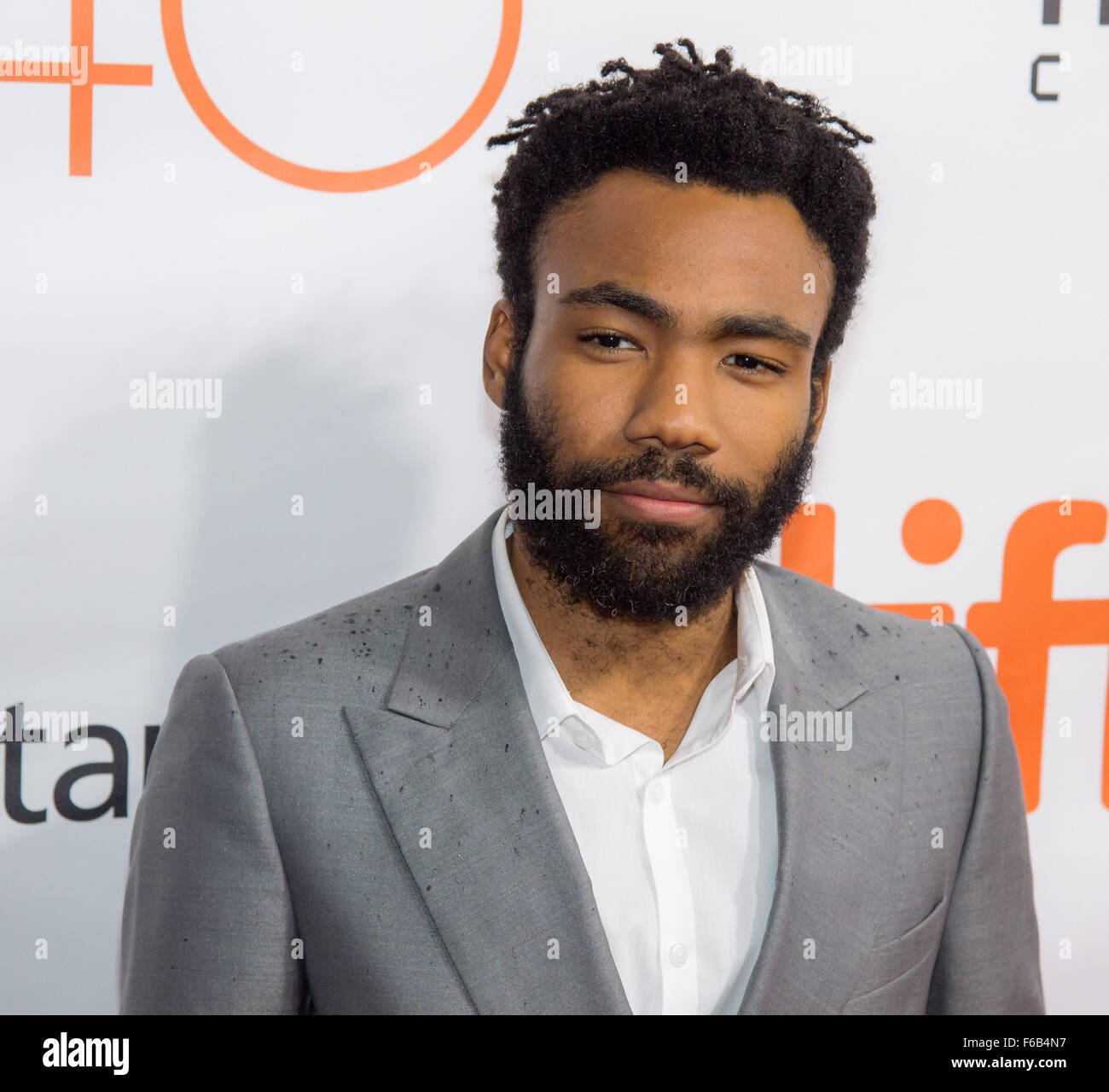 L'acteur Donald Glover assiste à la première mondiale de 'Le Martien" sur la deuxième journée du Festival International du Film de Toronto au Roy Thomson Hall, le vendredi 11 septembre 2015, à Toronto. Les scientifiques et les ingénieurs de la NASA ont servi de conseillers techniques sur le film. Le film dépeint une vue réaliste de la topographie et du climat de Mars, sur la base de données de la NASA, et certains des défis auxquels fait face la NASA alors que nous nous préparons pour l'exploration humaine de la planète rouge dans les années 2030. Crédit photo : NASA/Bill Ingalls) Banque D'Images