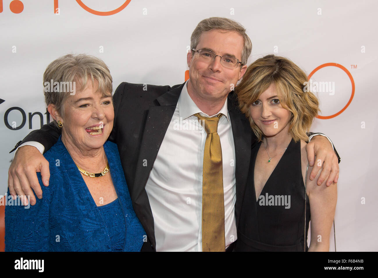 Auteur Andy Weir, la mère de Weir Janet Tuer et Weir copine Keri Kukral assister à la première mondiale de 'Le Martien" sur la deuxième journée du Festival International du Film de Toronto au Roy Thomson Hall le vendredi, 11 septembre 2015 à Toronto. Les scientifiques et les ingénieurs de la NASA ont servi de conseillers techniques sur le film. Le film dépeint une vue réaliste de la topographie et du climat de Mars, sur la base de données de la NASA, et certains des défis auxquels fait face la NASA alors que nous nous préparons pour l'exploration humaine de la planète rouge dans les années 2030. Crédit photo : NASA/Bill Ingalls) Banque D'Images