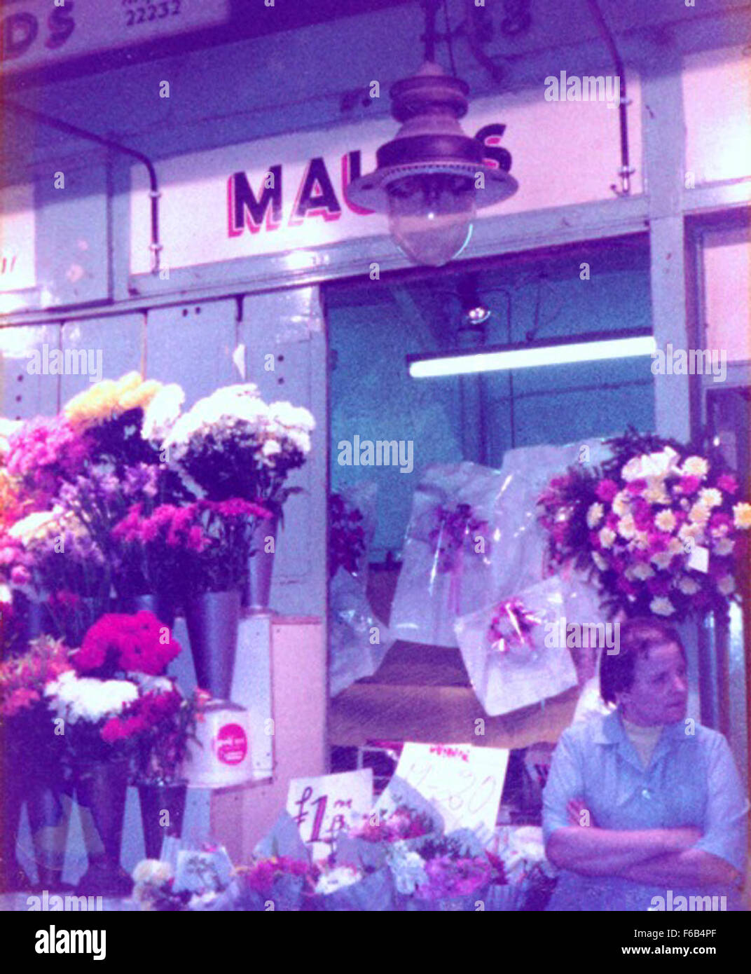 Un étal coloré avec des fleurs au Grainger Market à Newcastle upon Tyne, géré par Jimmy Forsyth. L'étal présente une variété de fleurs fraîches, ajoutant de la vitalité à l'atmosphère animée de ce marché intérieur historique. Banque D'Images