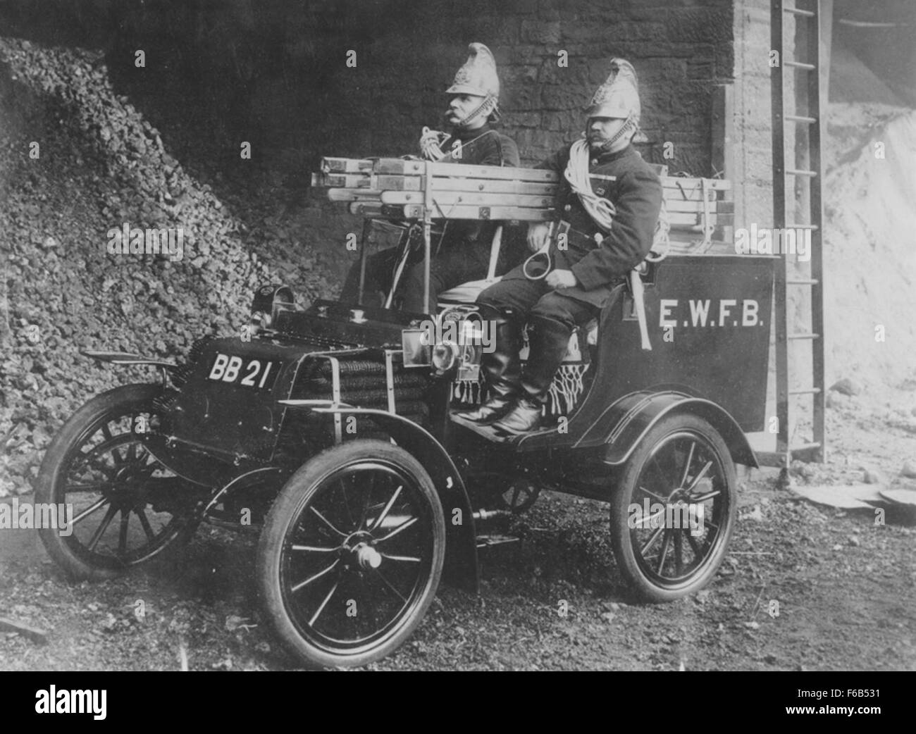 Le moteur de pompiers Elswick Works 999, construit à Newcastle upon Tyne, est un moteur de pompiers historique utilisé par la brigade de pompiers d'Elswick Works. L'image montre le véhicule, représentant les progrès technologiques dans l'équipement de lutte contre l'incendie au cours de son époque. Banque D'Images
