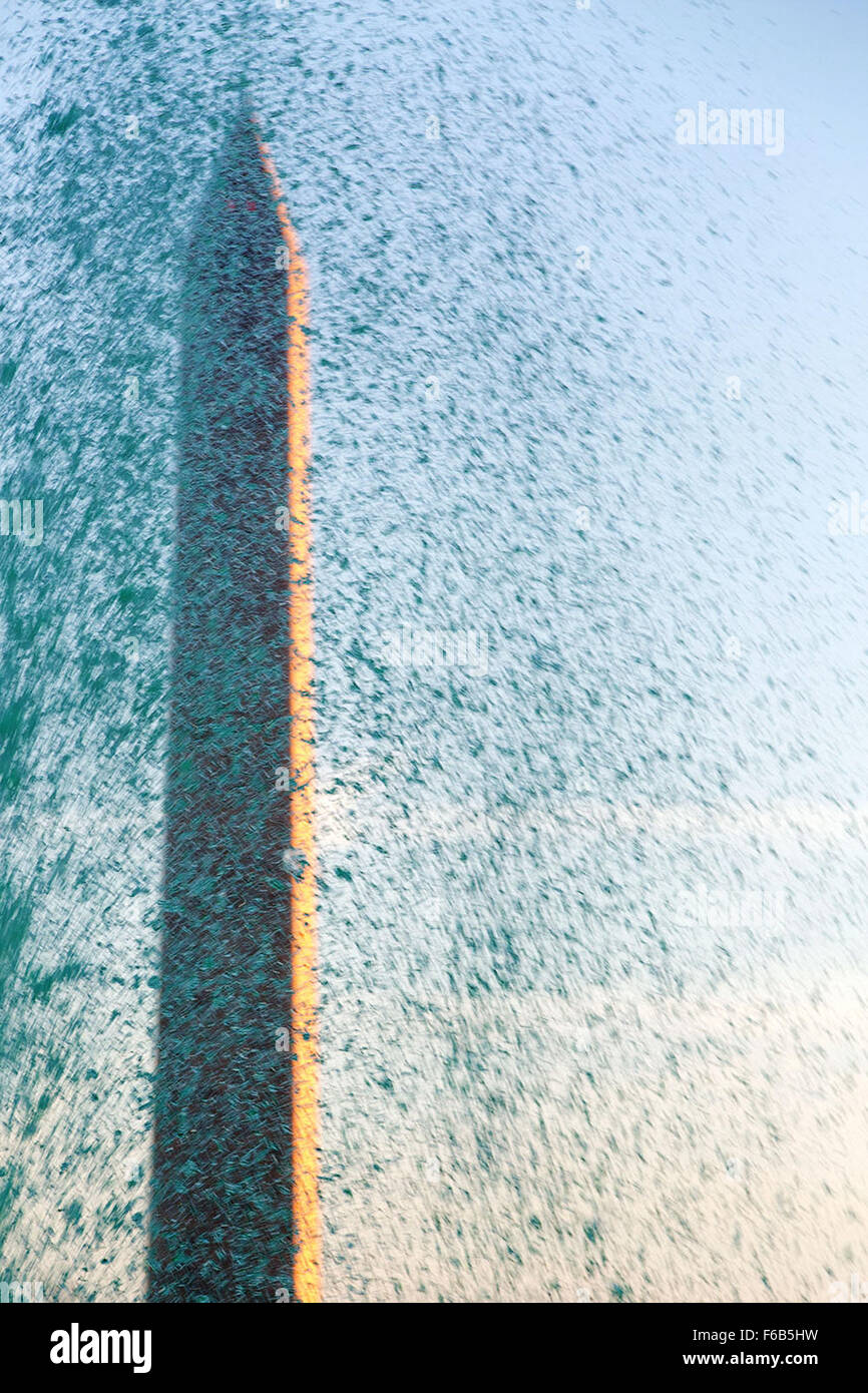 Le Washington Monument est vu à travers les jets de la fontaine sur le terrain du sud de la Maison Blanche, le 17 mars 2014. L'eau de la fontaine a été teint en vert pour la Saint-Patrick. Banque D'Images