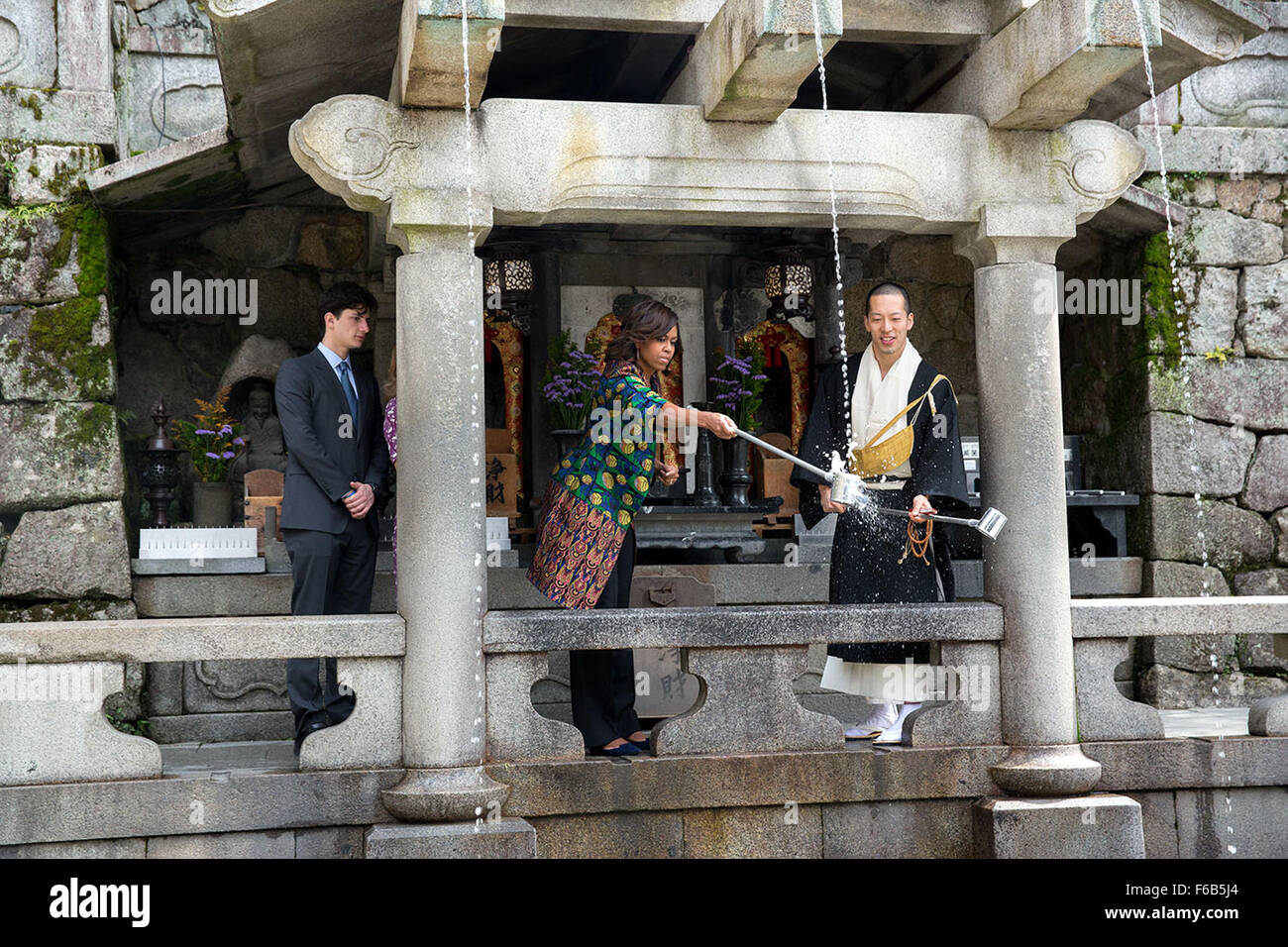 La Première Dame Michelle Obama participe au rituel de boire de l'Otowa Cascade au Temple Kiyomizu-dera temple bouddhiste à Kyoto, Japon, le 20 mars 2015. La Première Dame s'accompagne d'Eigen Onishi, des moines, de l'Amb. Caroline Kennedy, Ambassadeur des États-Unis au Japon et son fils, Jack Schlossberg. Amanda Lucidon) Banque D'Images