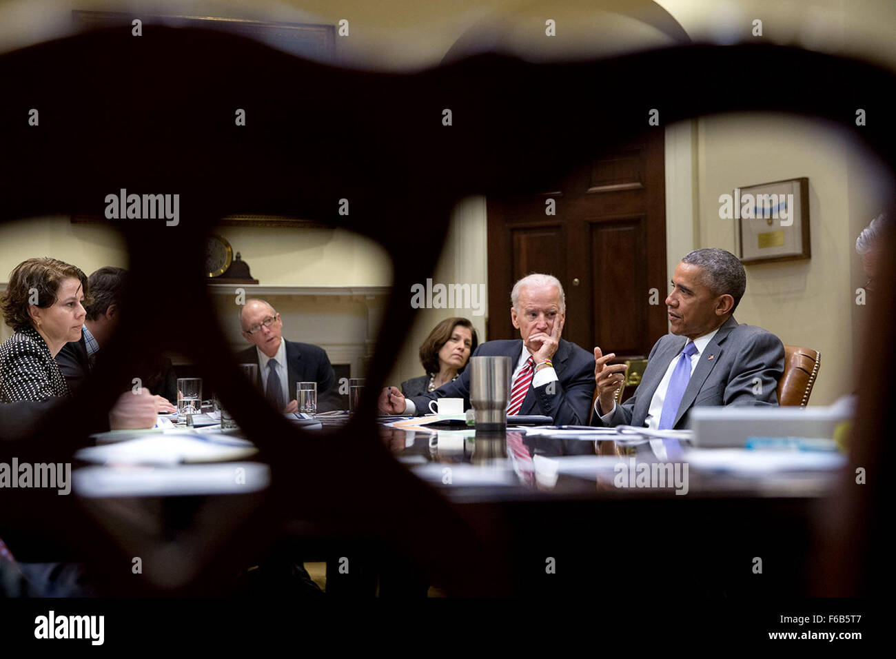 Le président Barack Obama convoque une réunion avec le Vice-président Joe Biden sur college évaluations dans la Roosevelt Room de la Maison Blanche, le 1er avril 2015. Assis avec eux de gauche sont Cecilia Mu-oz, directrice du Conseil de politique intérieure ; James Kvaal, Directeur adjoint du Conseil de politique intérieure ; l'éducation Sous-secrétaire du Trésor et Ted Mitchell Secrétaire Adjoint Sarah Bloom Raskin. Banque D'Images