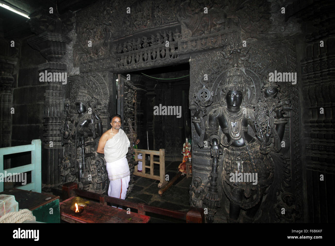 Homme debout - illustrations complexes à ancient temple hindou de Belur Karnataka Banque D'Images