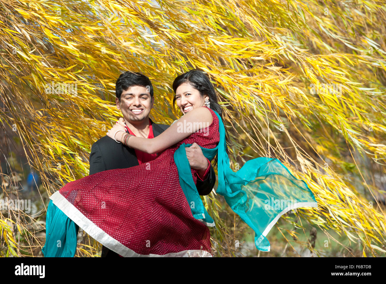 Jeune Indien homme portant sa mariée Banque D'Images