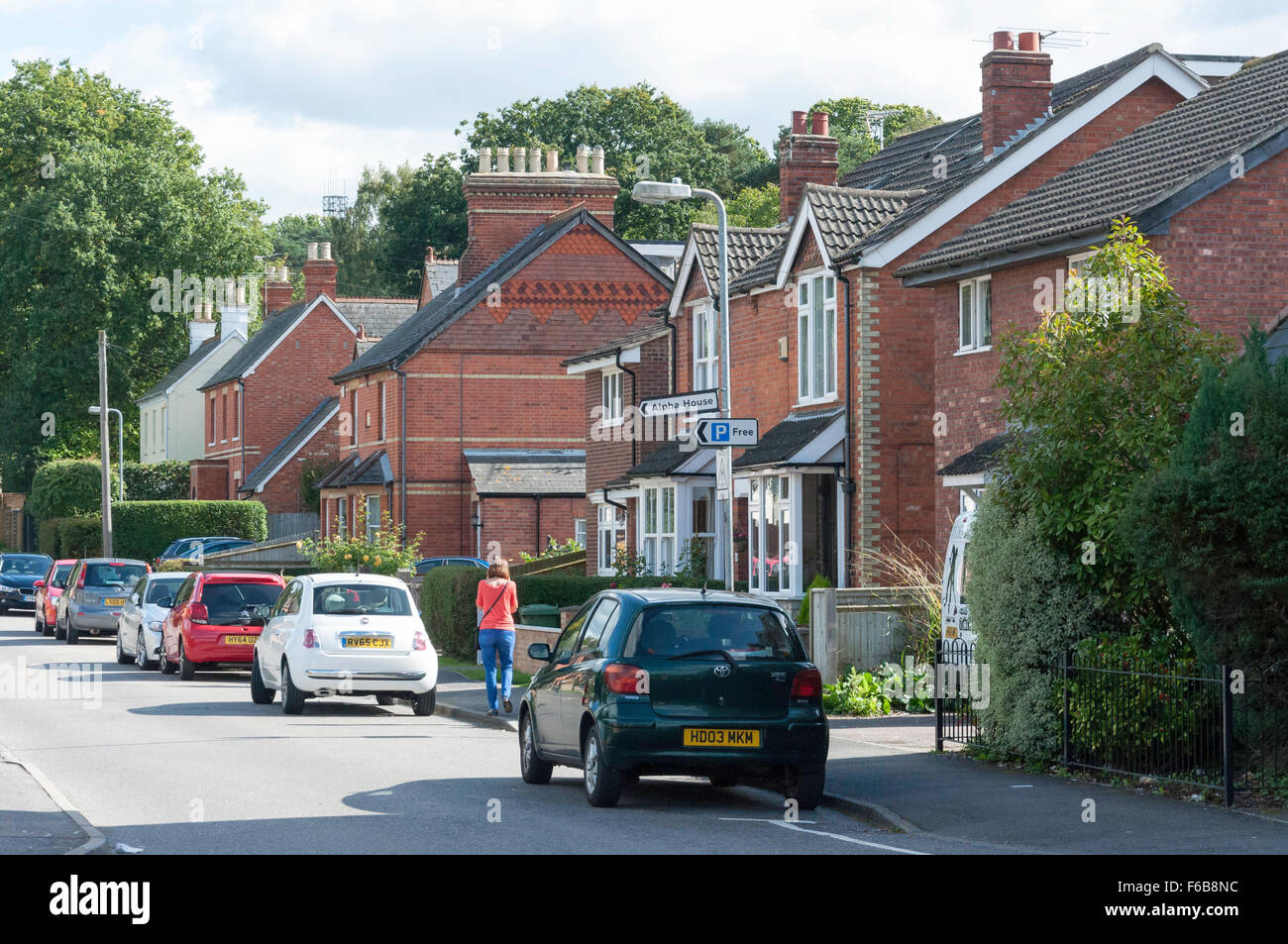 Scène de rue, Napier Road, Crowthorne, Berkshire, Angleterre, Royaume-Uni Banque D'Images