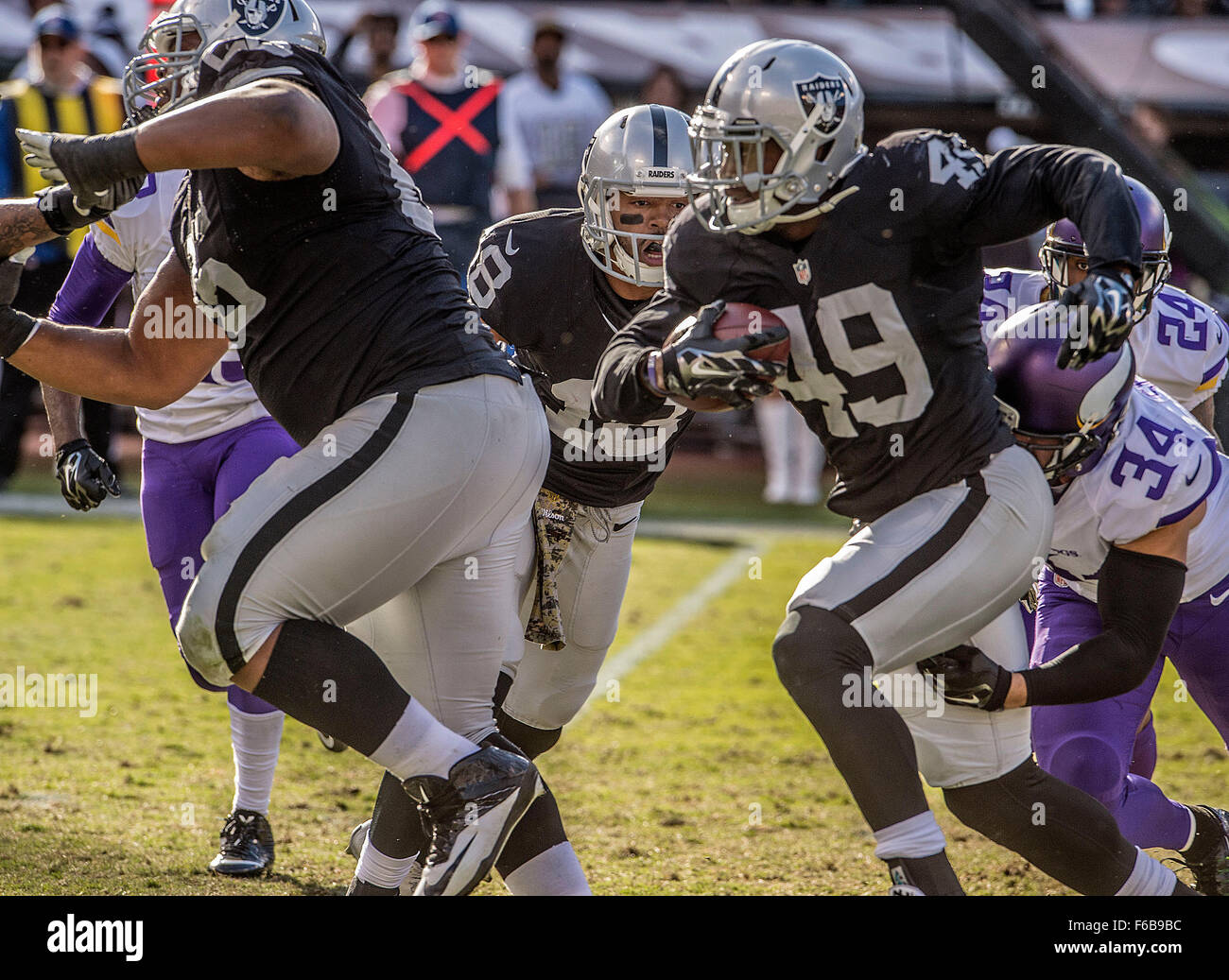 Oakland, Californie, USA. 15 Nov, 2015. Oakland Raiders d'utiliser de nouveau Jamize Olawale (49) fait de long terme le dimanche 15 novembre 2015 à O.co Coliseum à Oakland, Californie. Vikings a vaincu les Raiders 30-14. Al Golub/CSM/Alamy Live News Banque D'Images