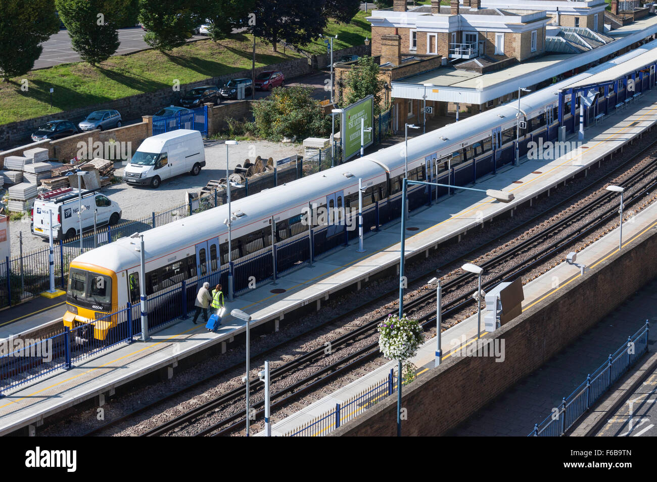 Train à la plate-forme, la gare de Gravesend, Gravesend, Kent, Angleterre, Royaume-Uni Banque D'Images
