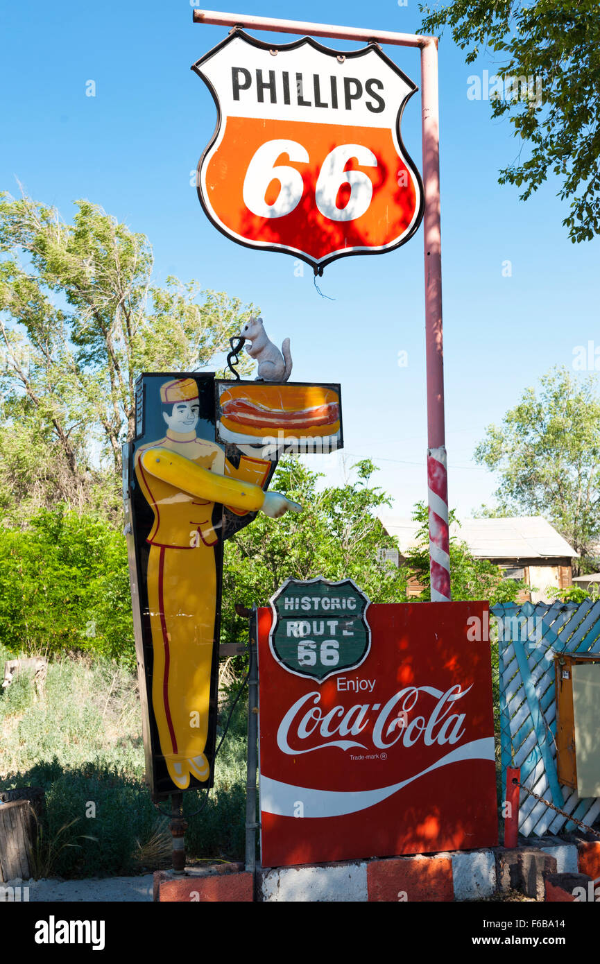 La signalisation dans Seligman, Arizona, Route 66 Banque D'Images
