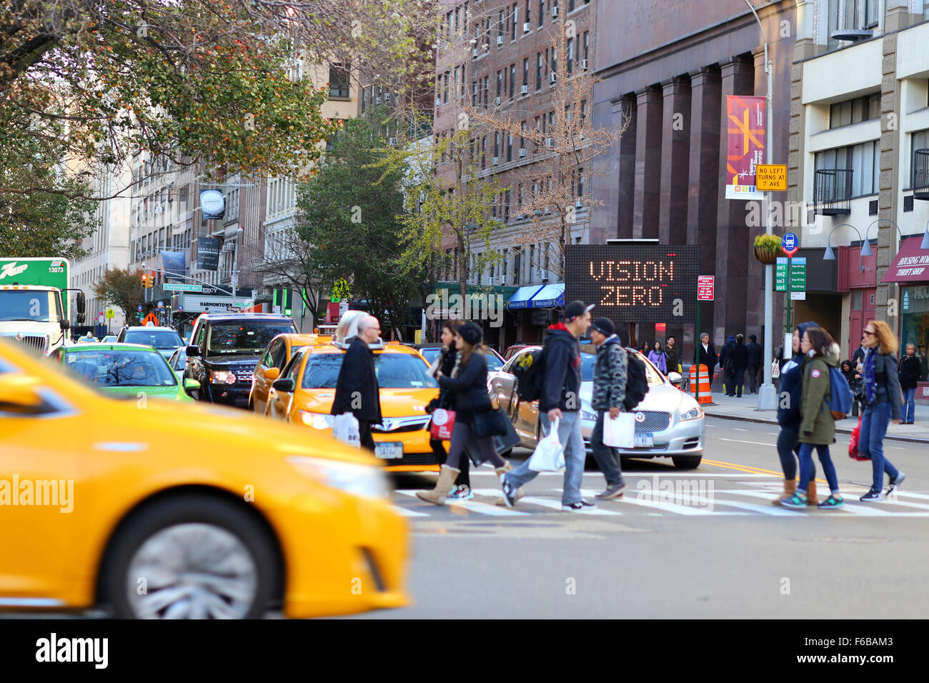 Un signe électronique clignote Vision Zéro près d'une intersection de la ville de New York Banque D'Images