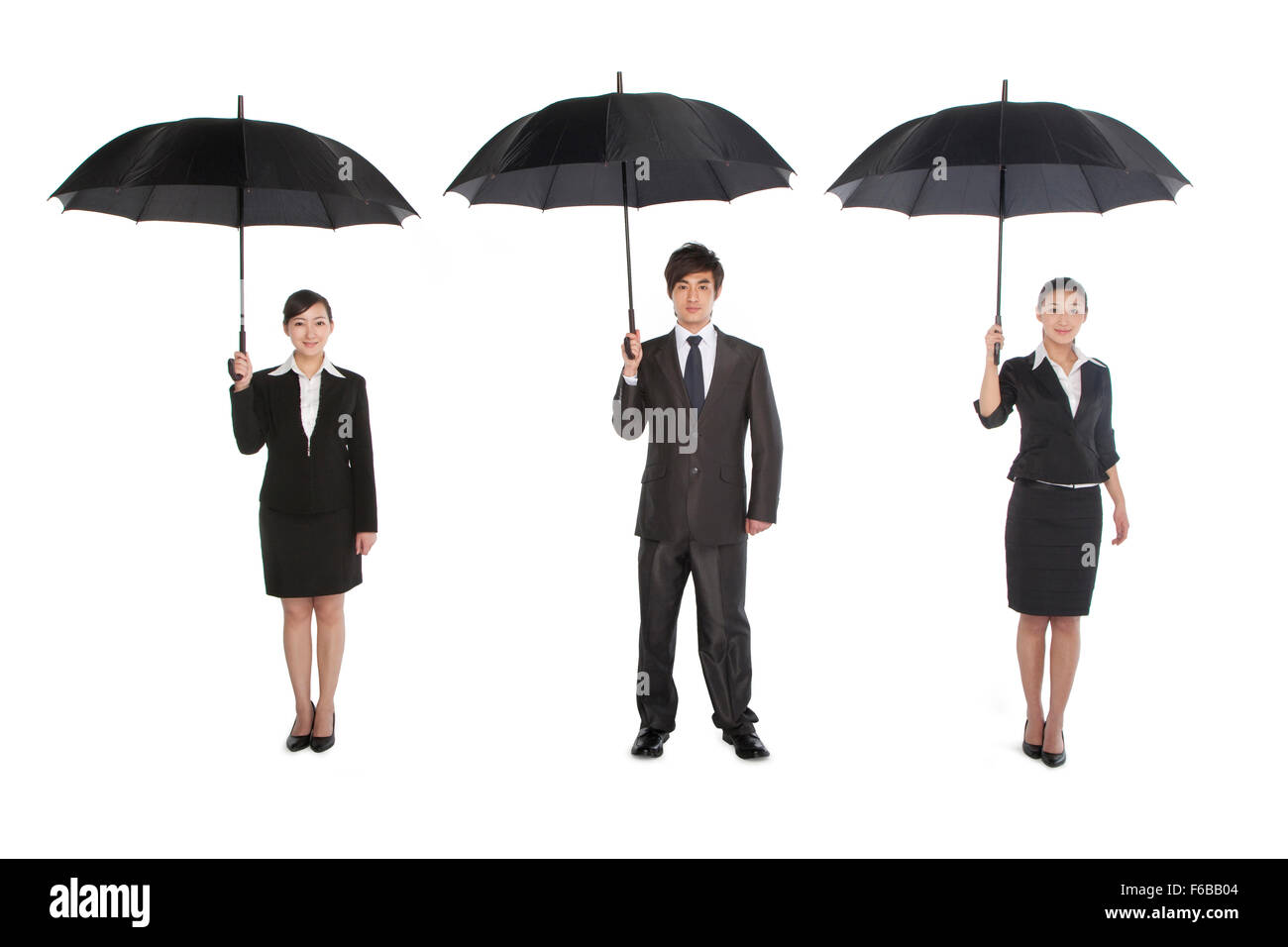 Trois personnes holding umbrella Banque D'Images