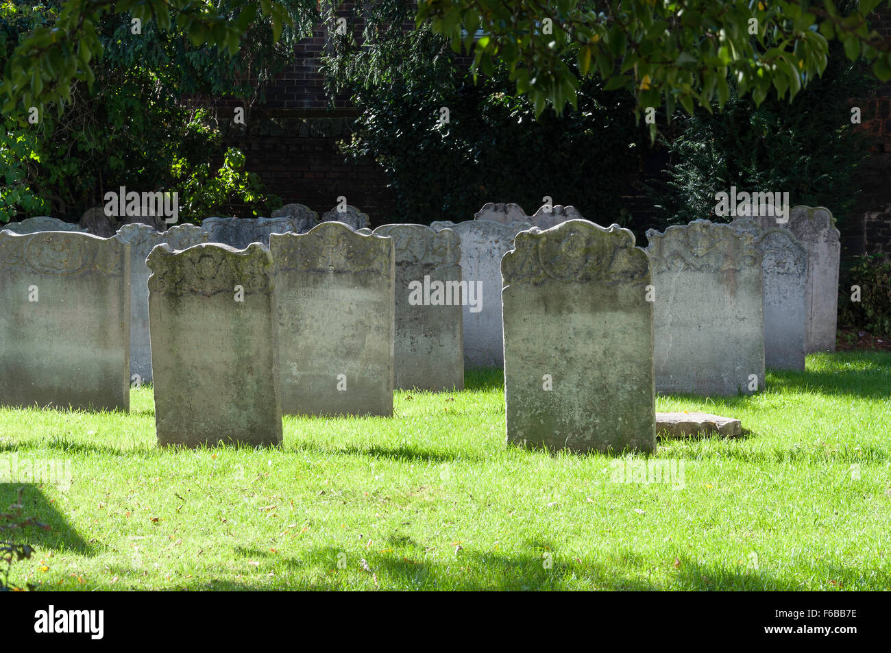 Pierres tombales du cimetière de St Nicholas Church, London Road, B-6673, Kent, Angleterre, Royaume-Uni Banque D'Images