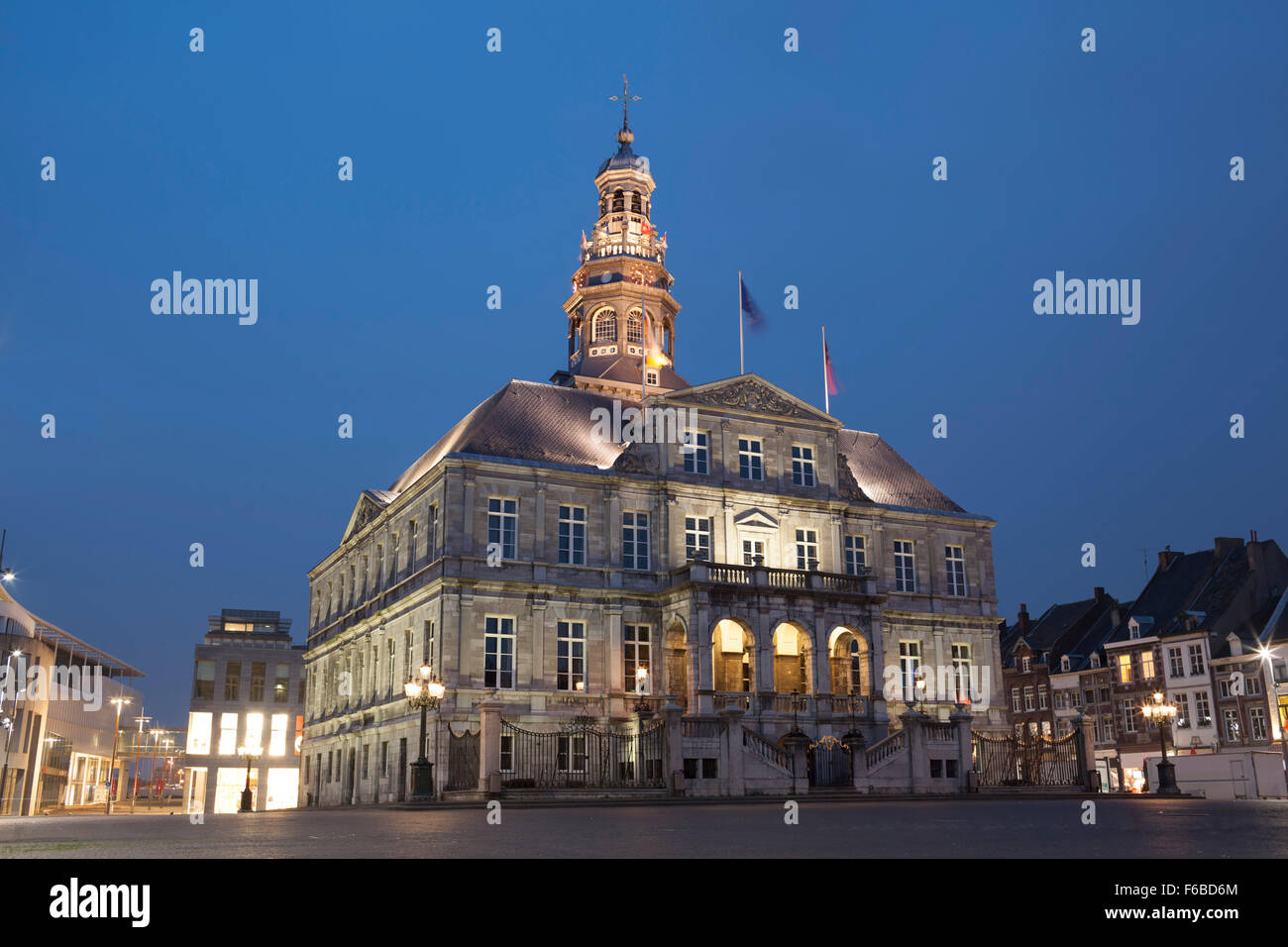 Vue de nuit de ville sur la place du marché de Maastricht,. Le bâtiment a été érigé au 17ème siècle par Pieter Post. Banque D'Images