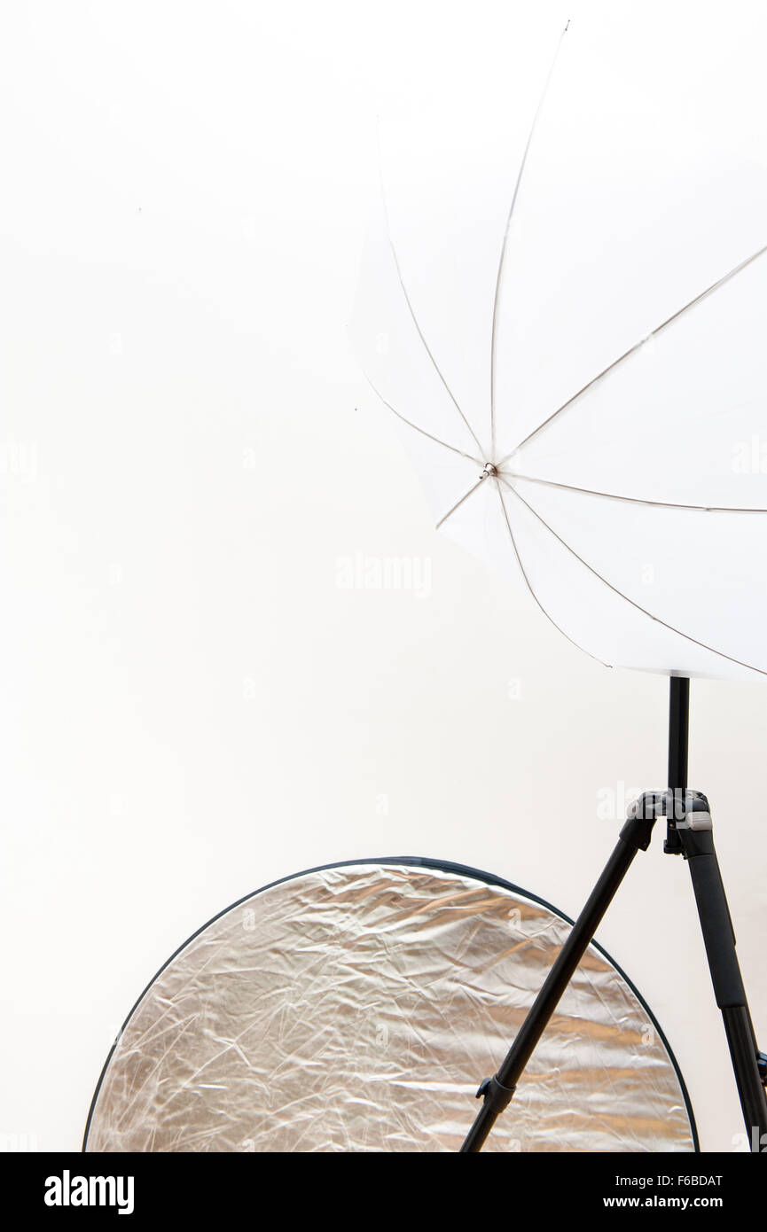 Partie de l'équipement de photographie de studio, avec réflecteur parapluie blanc et argent Banque D'Images