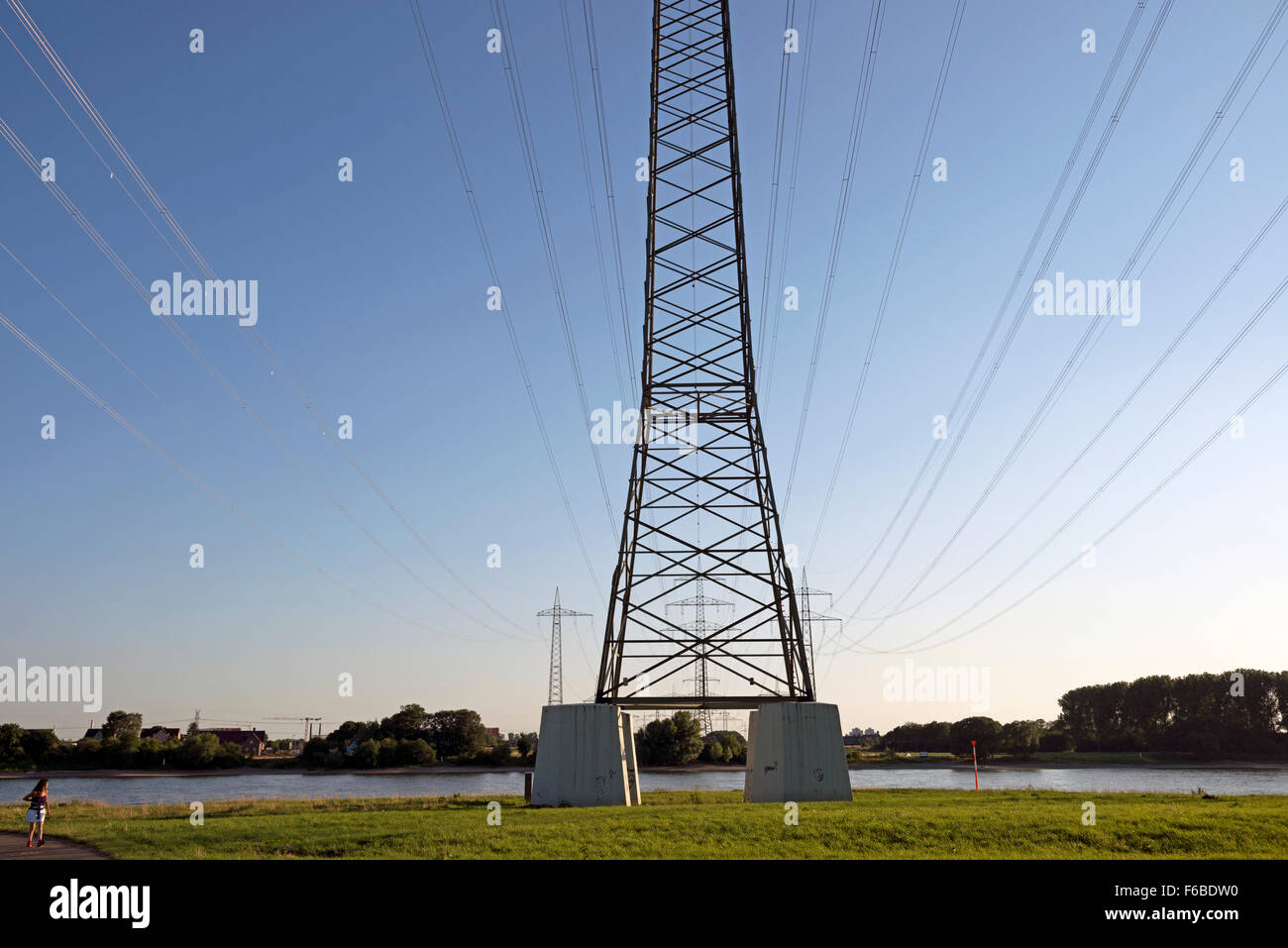 Les lignes d'électricité à haute tension traversant le Rhin, Rheindorf, Allemagne. Banque D'Images Les lignes d'électricité à haute tension traversant le Rhin, Rheindorf, Allemagne. Banque D'Images
