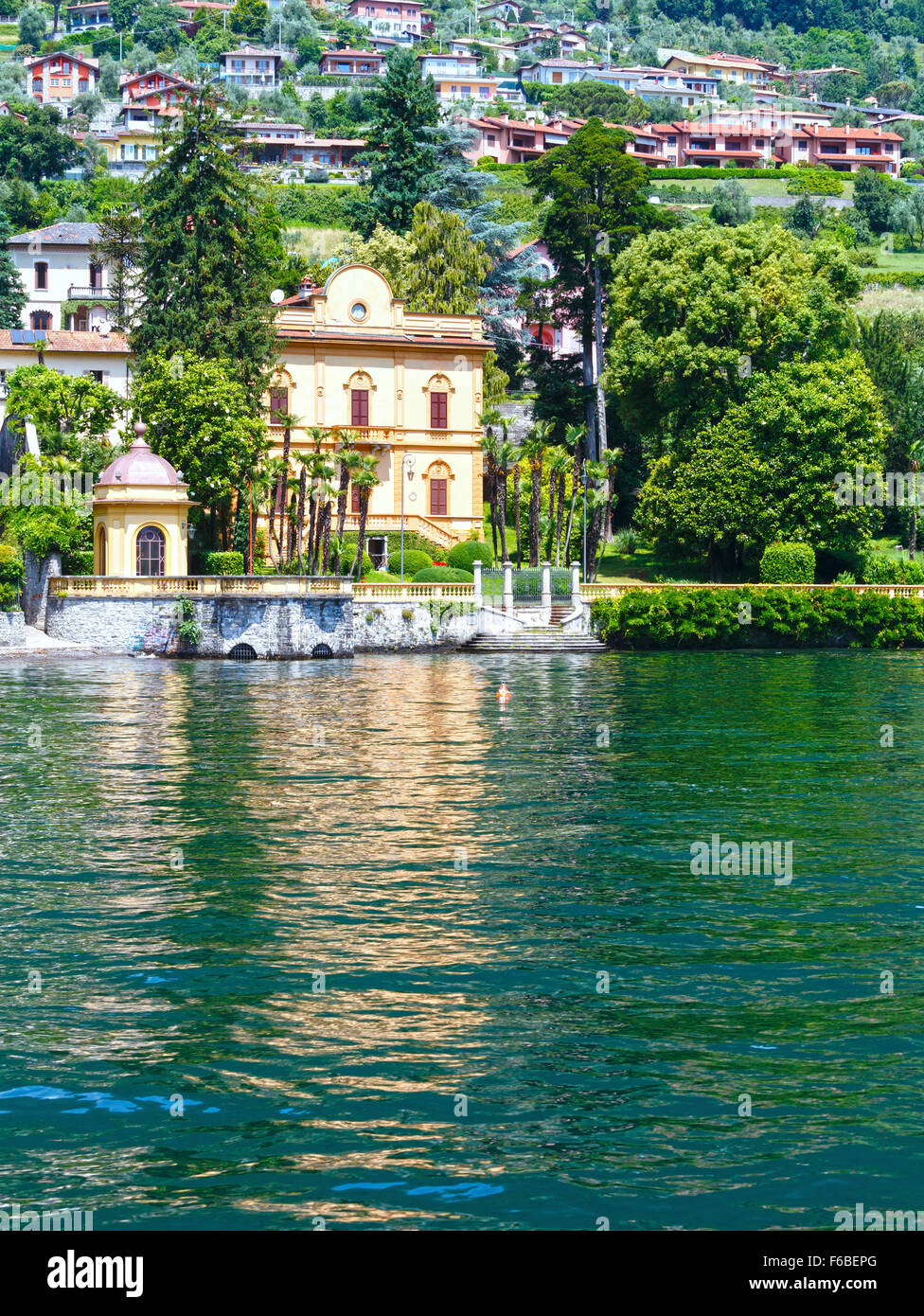 Le lac de Côme (Italie) Vue d'été à partir de la rive du navire Banque D'Images