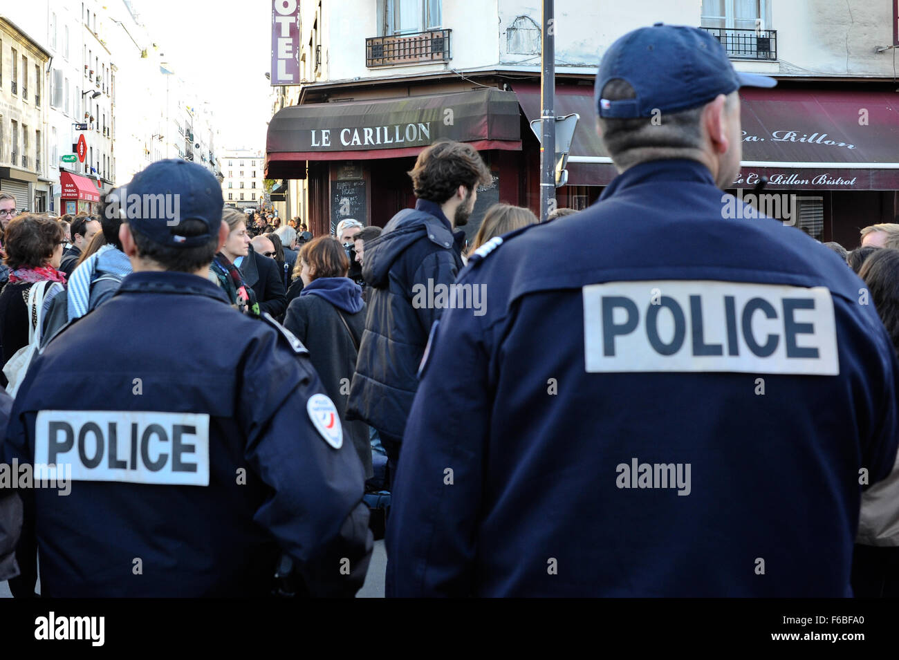 Paris, France. Novembre 15th, 2015. En face de la police restaurant le Carillon Crédit : Gaetano Piazzolla/Alamy Live News Banque D'Images