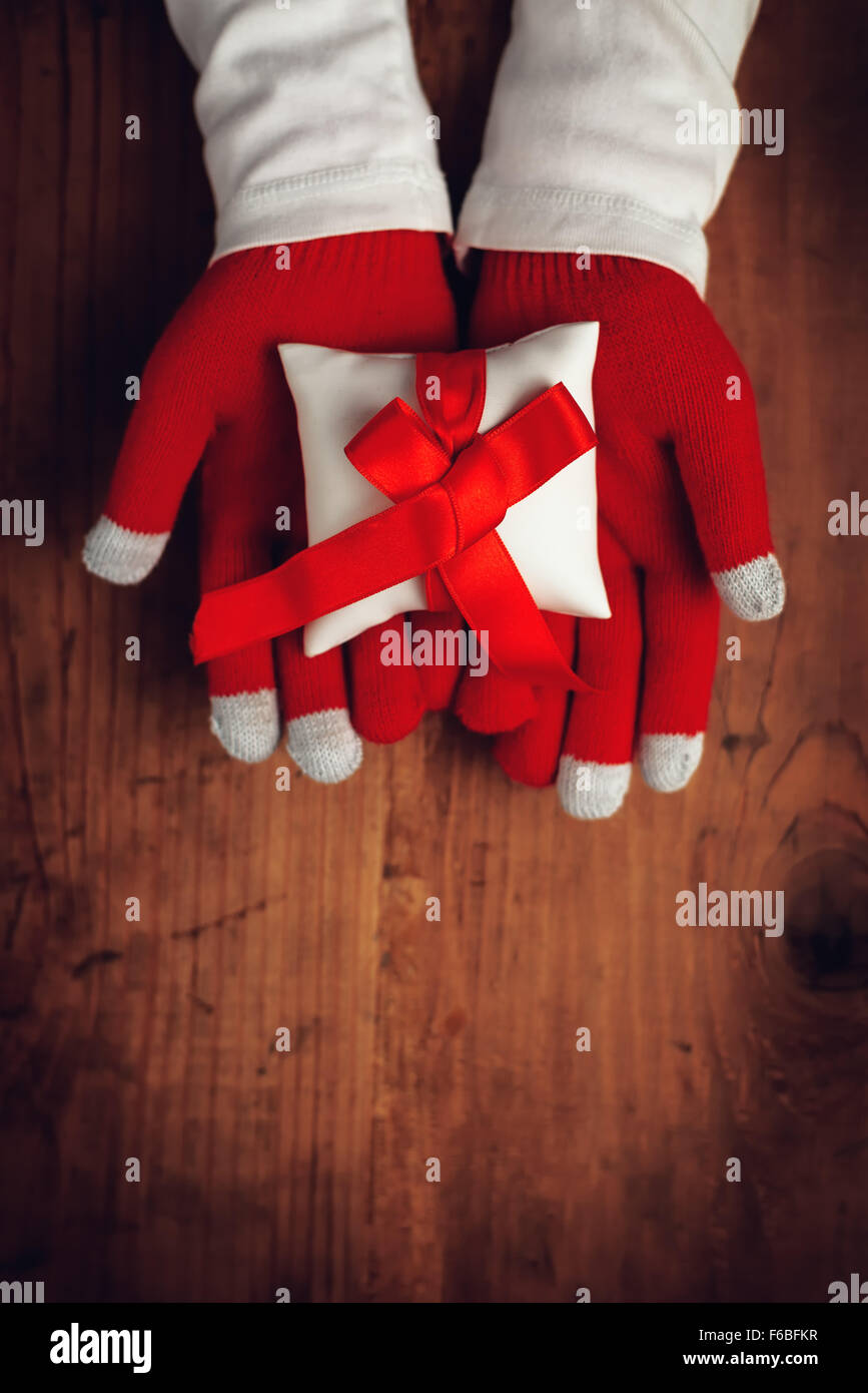 Présenter la veille de Noël, cadeau femme enveloppée offrant des fêtes en vue d'en haut, l'atmosphère de l'image aux couleurs rétro Banque D'Images