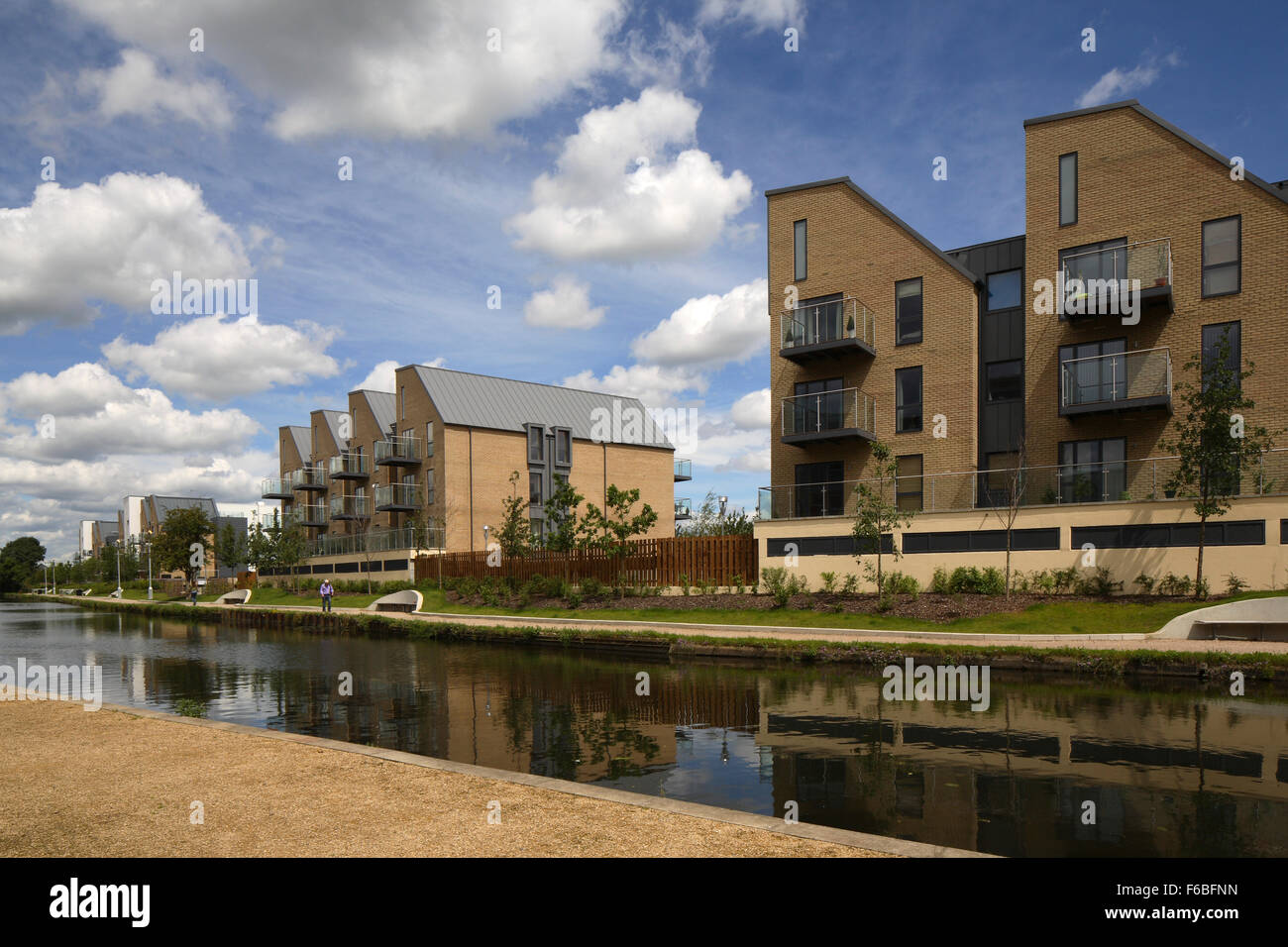 Immeuble résidentiel à Yiewsley, West Drayton avec vue sur le Grand Union Canal. Quartier résidentiel de Londres et à usage mixte, London, United Banque D'Images