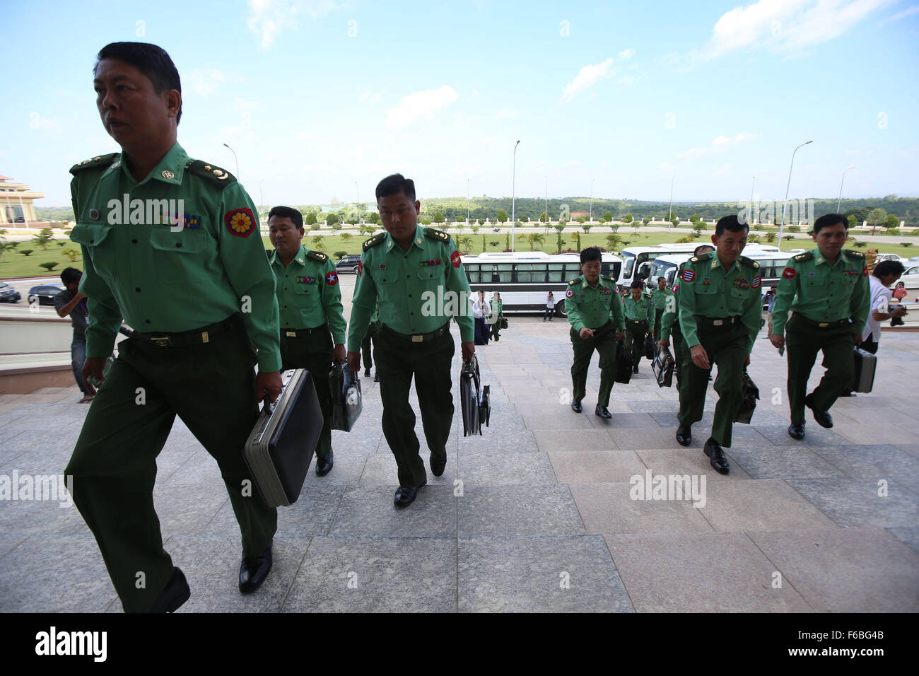 Nay Pyi Taw, le Myanmar. 16 Nov, 2015. Les représentants militaires non élus arrivent pour la 13ème session ordinaire de la Chambre des représentants (Chambre basse) à Nay Pyi Taw, la capitale du Myanmar, le 16 novembre, 2015. Le parlement du Myanmar a repris lundi la 13ème session à Nay Pyi Taw, une semaine après les élections générales. Credit : U Aung/Xinhua/Alamy Live News Banque D'Images